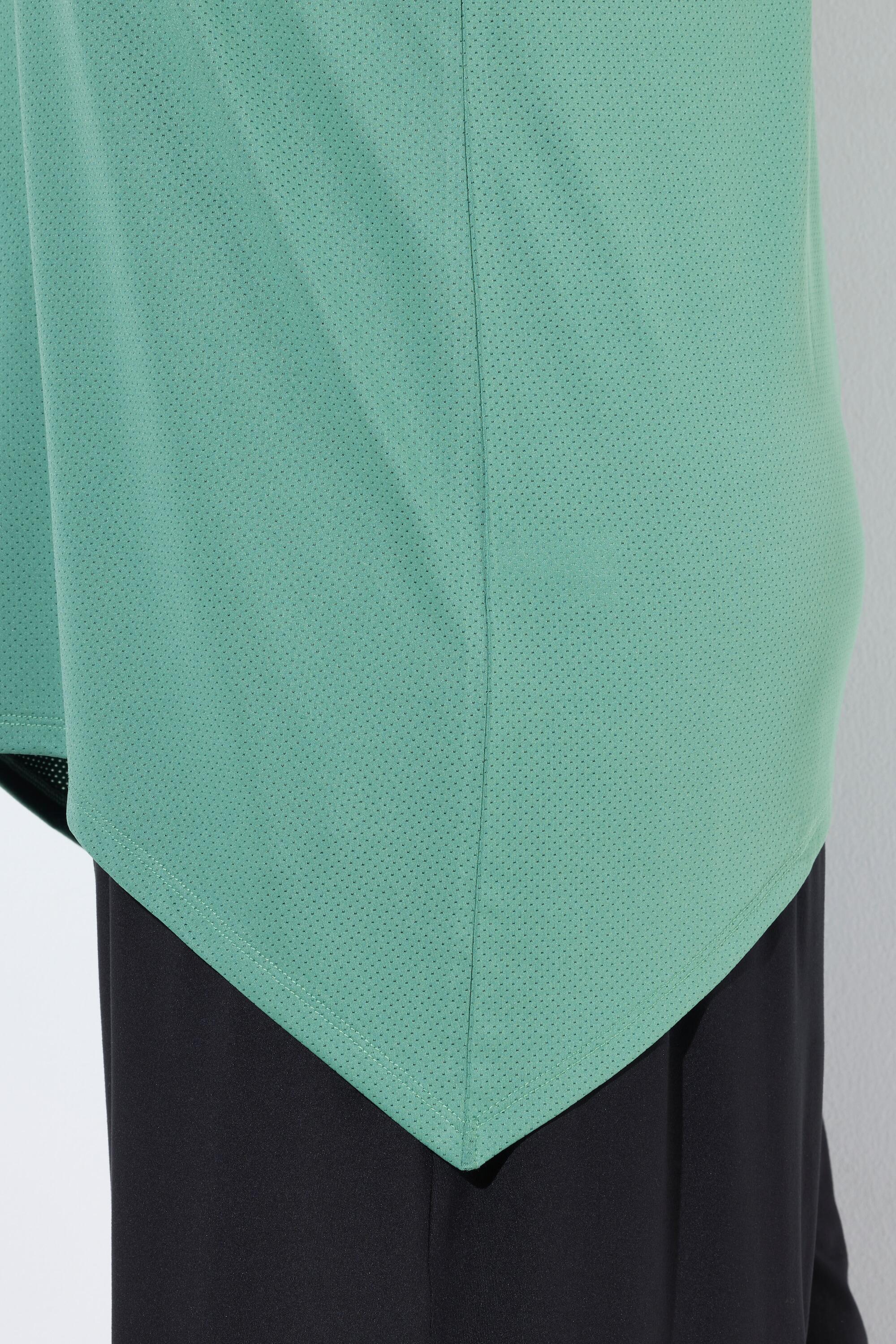 Femme T-shirt technique. Col rond et manches courtes chauve-souris. 3/6