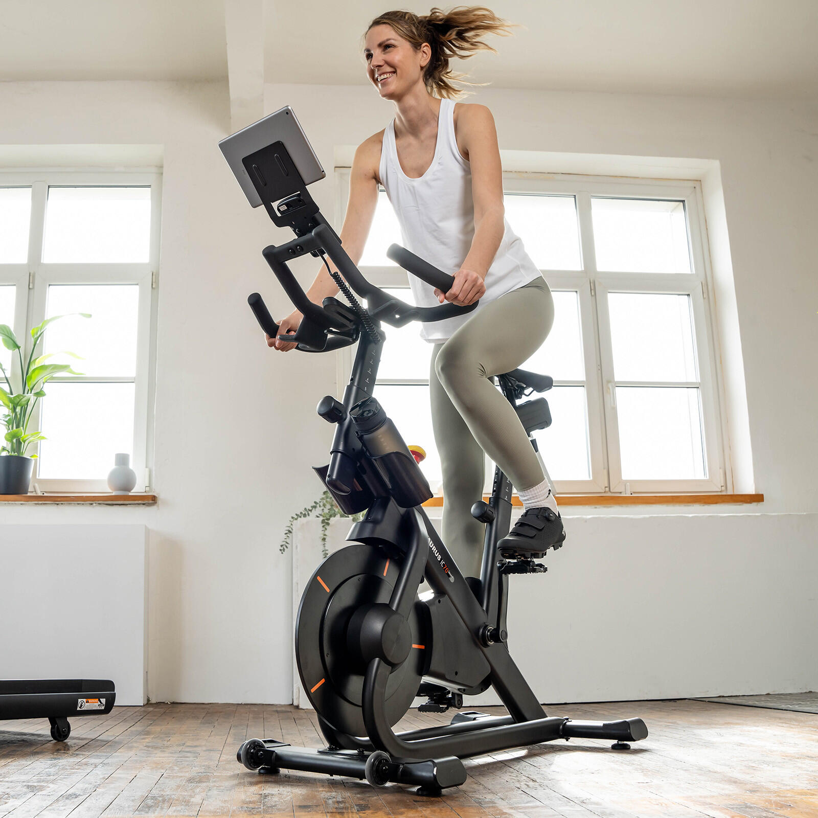 IC70 Smart Indoor Bike 2/7