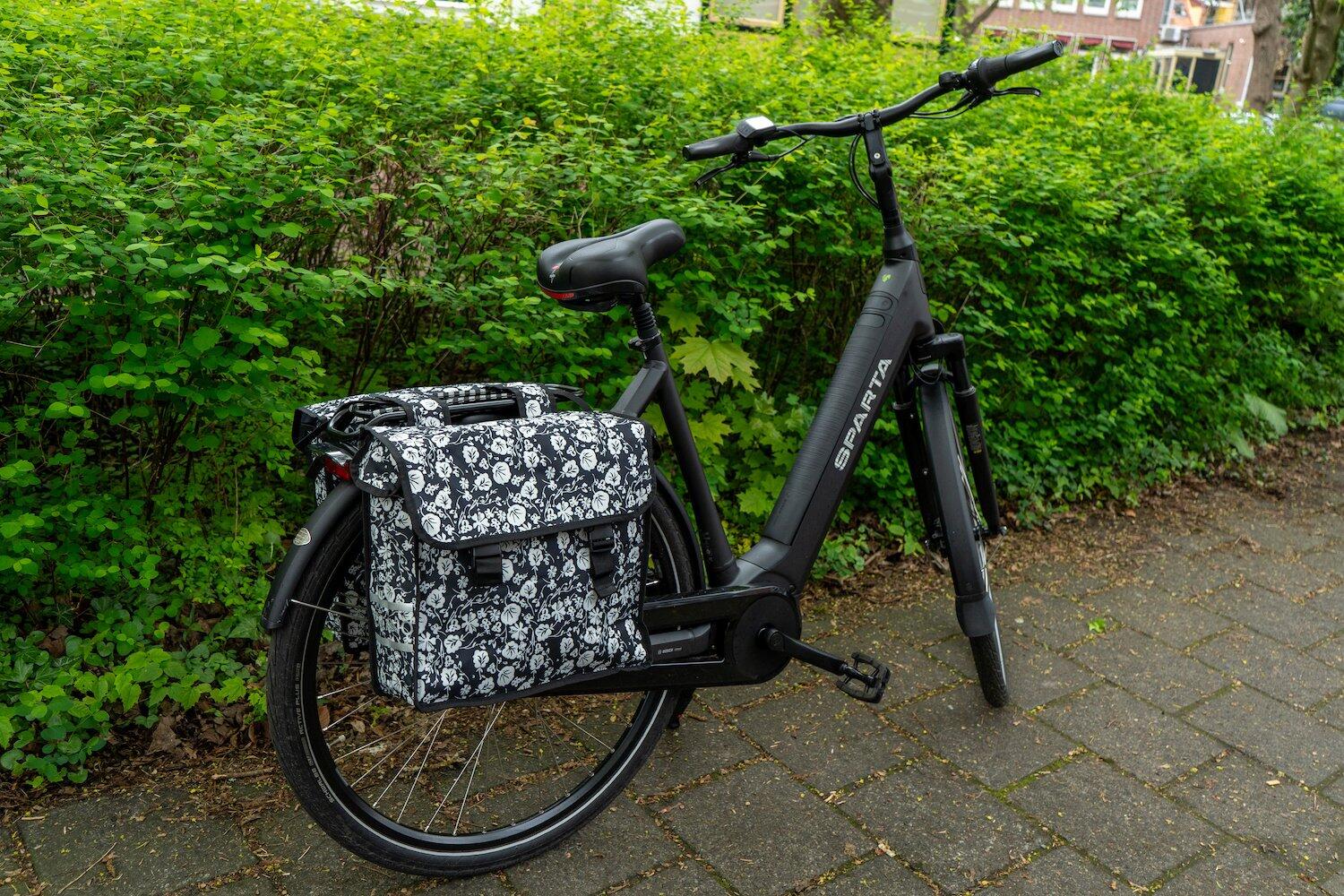 Voltano Dubbele Fietstas Midnight Blossom - 38 Liter - Waterdicht Polyester 2/7