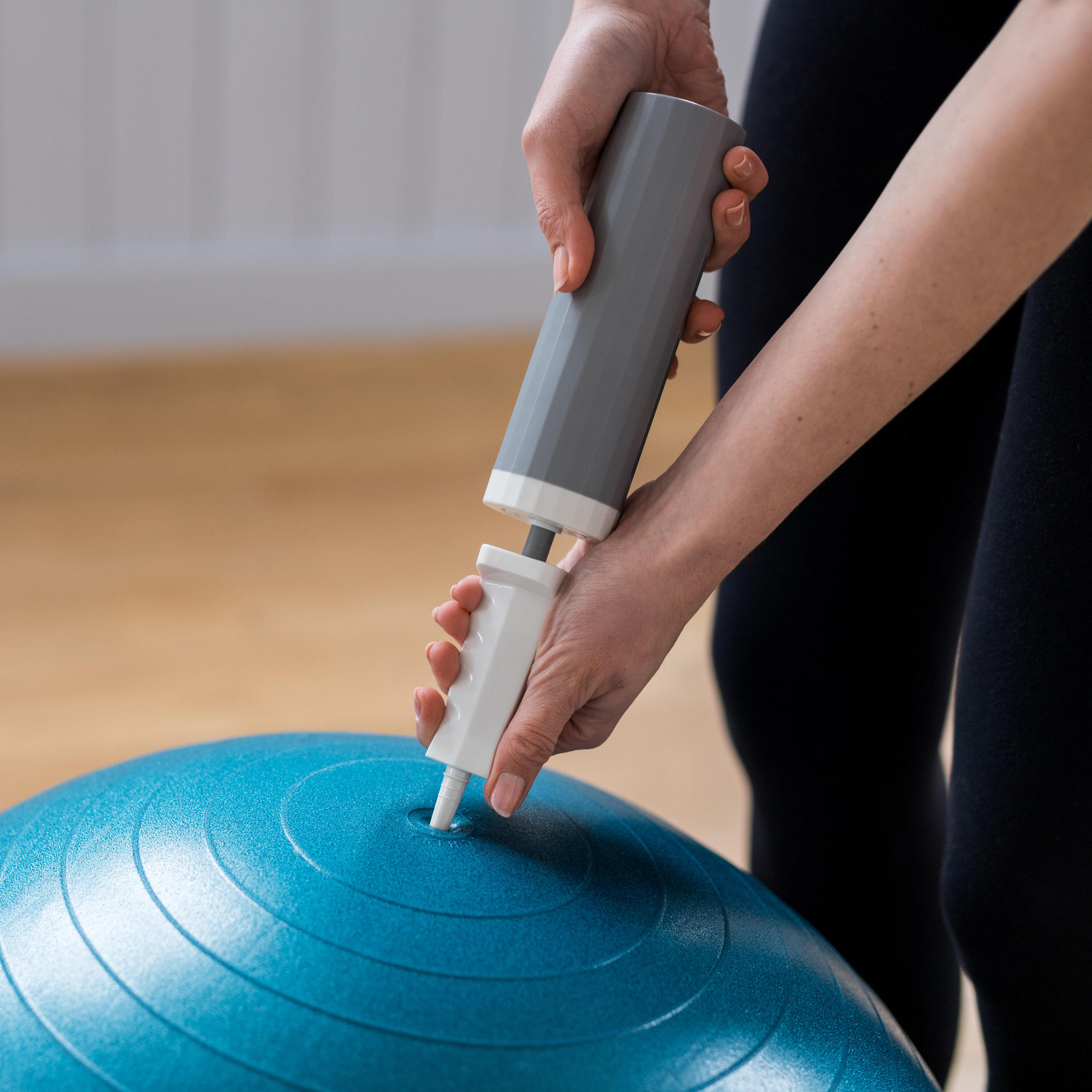 Pompe compacte pour ballon de gym, blanche 2/3