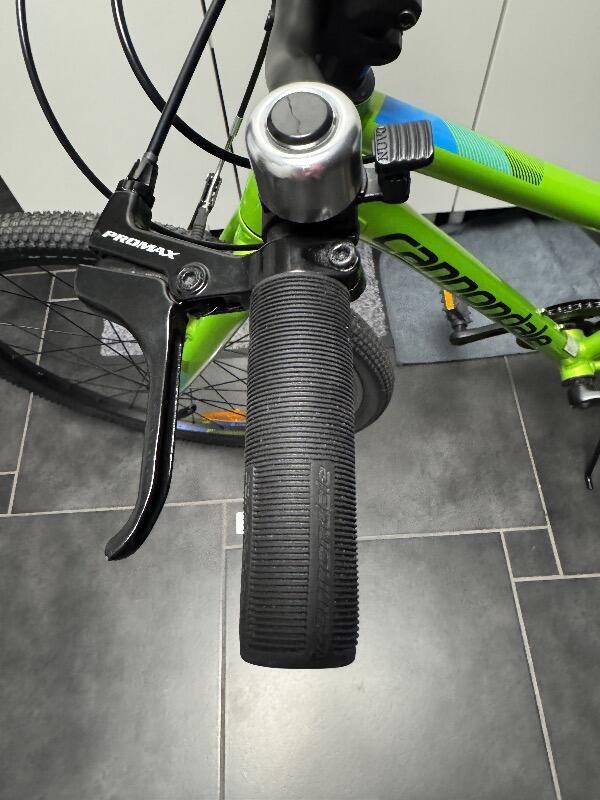 Entre Particuliers - VTT Cannondale 24" couleur vert flash. Etat proche 2/6