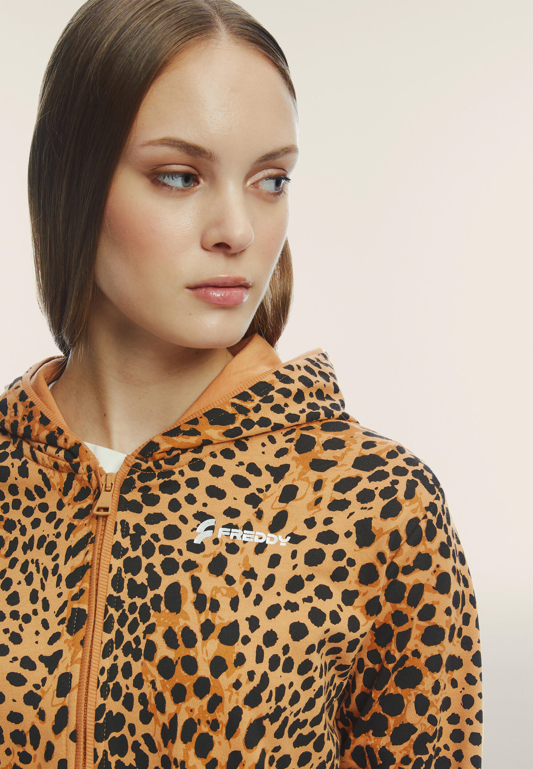 Sudadera corta con cremallera y capucha animal print 5/5