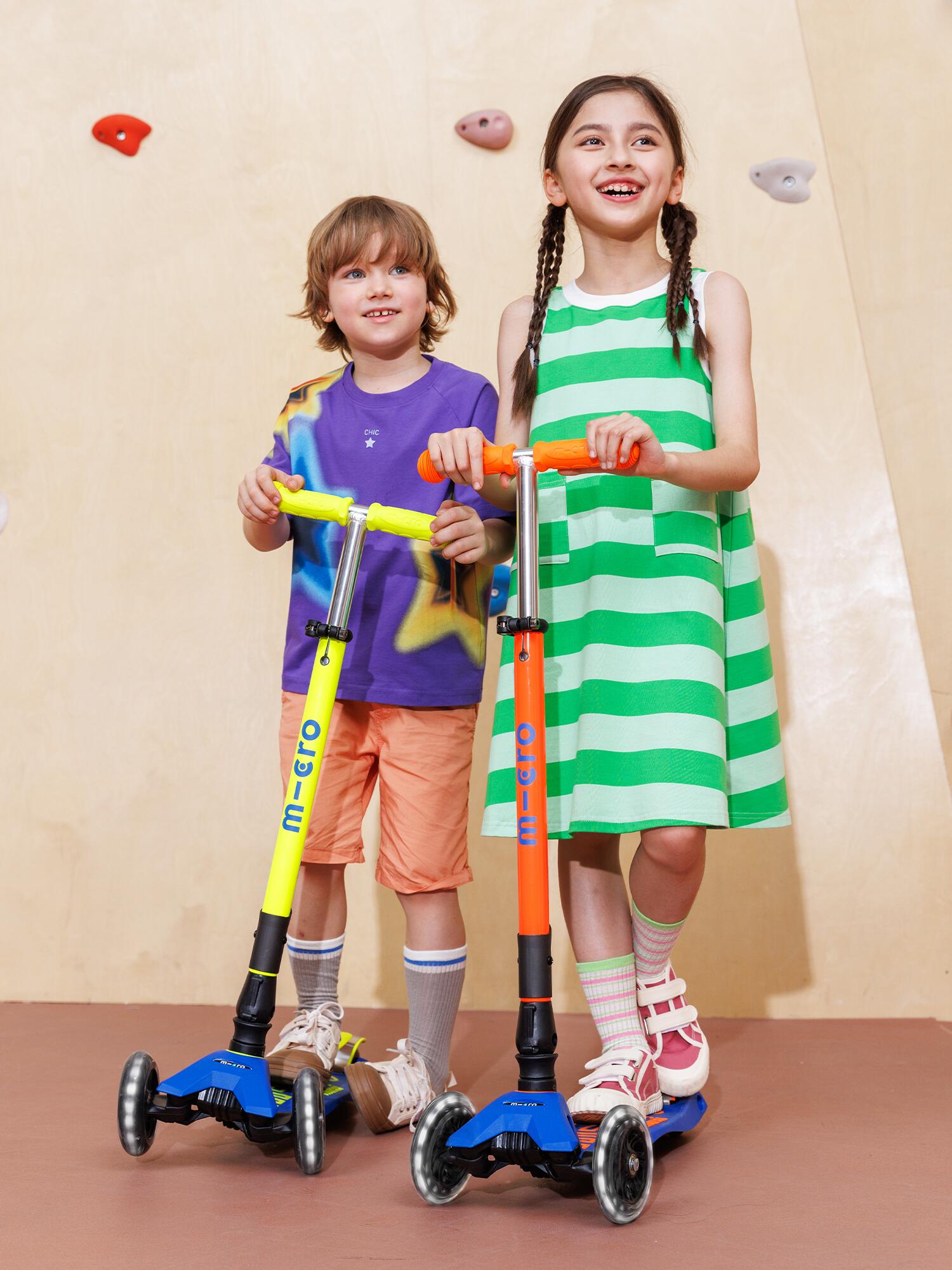 Trottinette enfant Maxi  Deluxe pliable Néon  LED 3/7