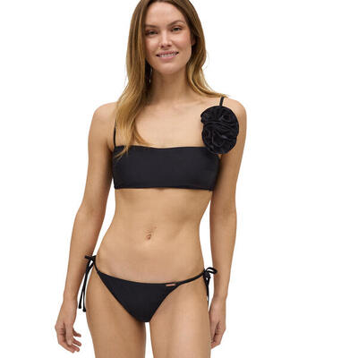 Conjunto de bikini bandeau detalle flores volumen negro copa B