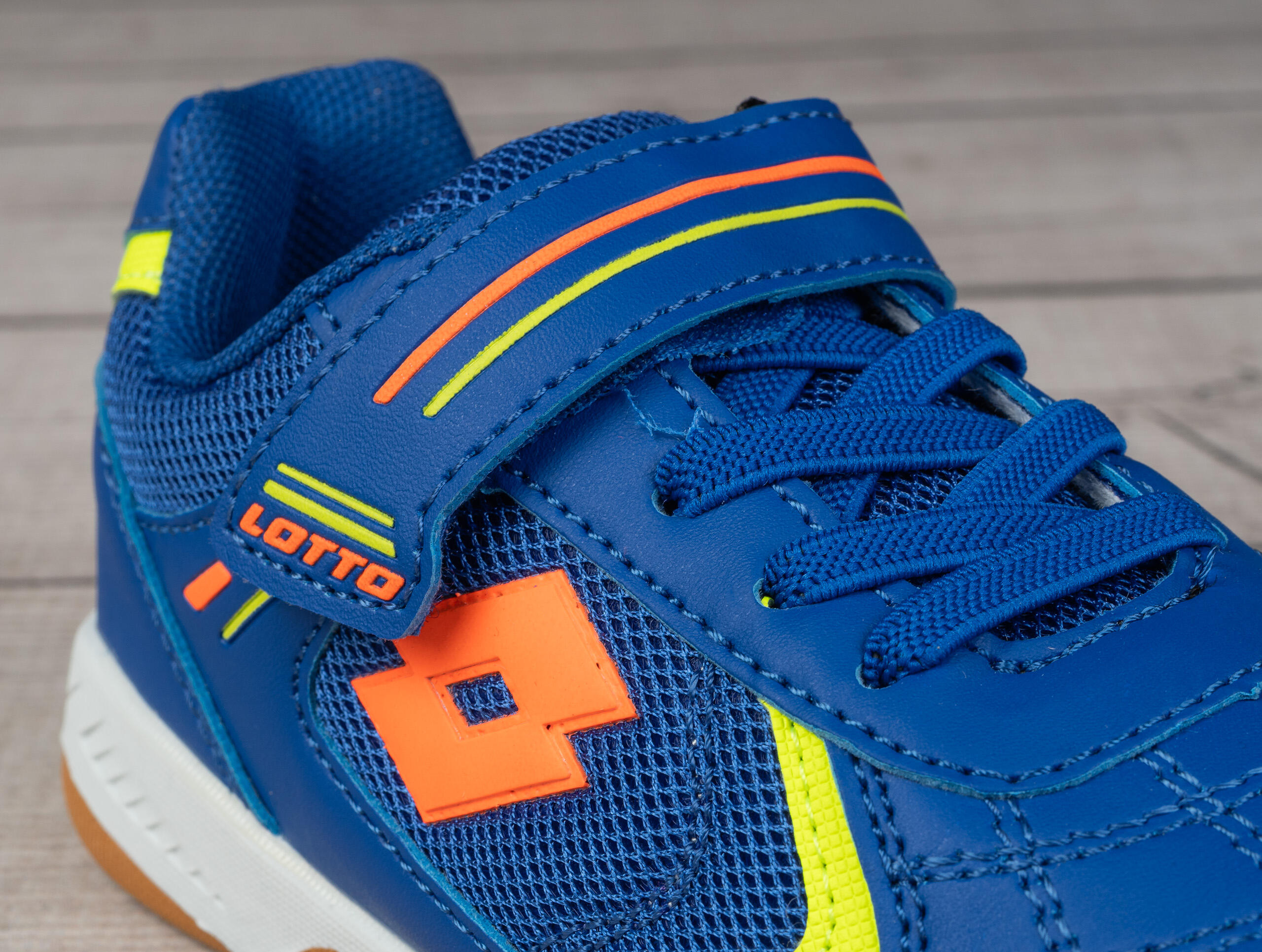 Buty dziecięce sportowe Lotto SOCCERA 6/7
