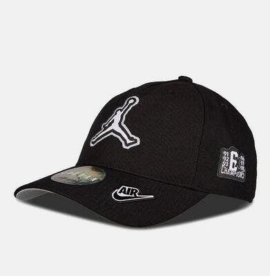 JORDAN Cappello con visiera Curved Brim nero per bambino e bambina 9A9086-023...