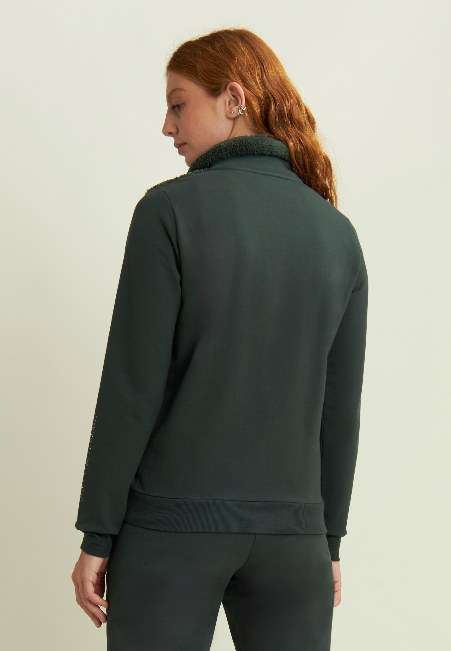 Felpa con zip, collo e fronte in sherpa, logo borchie 3/5