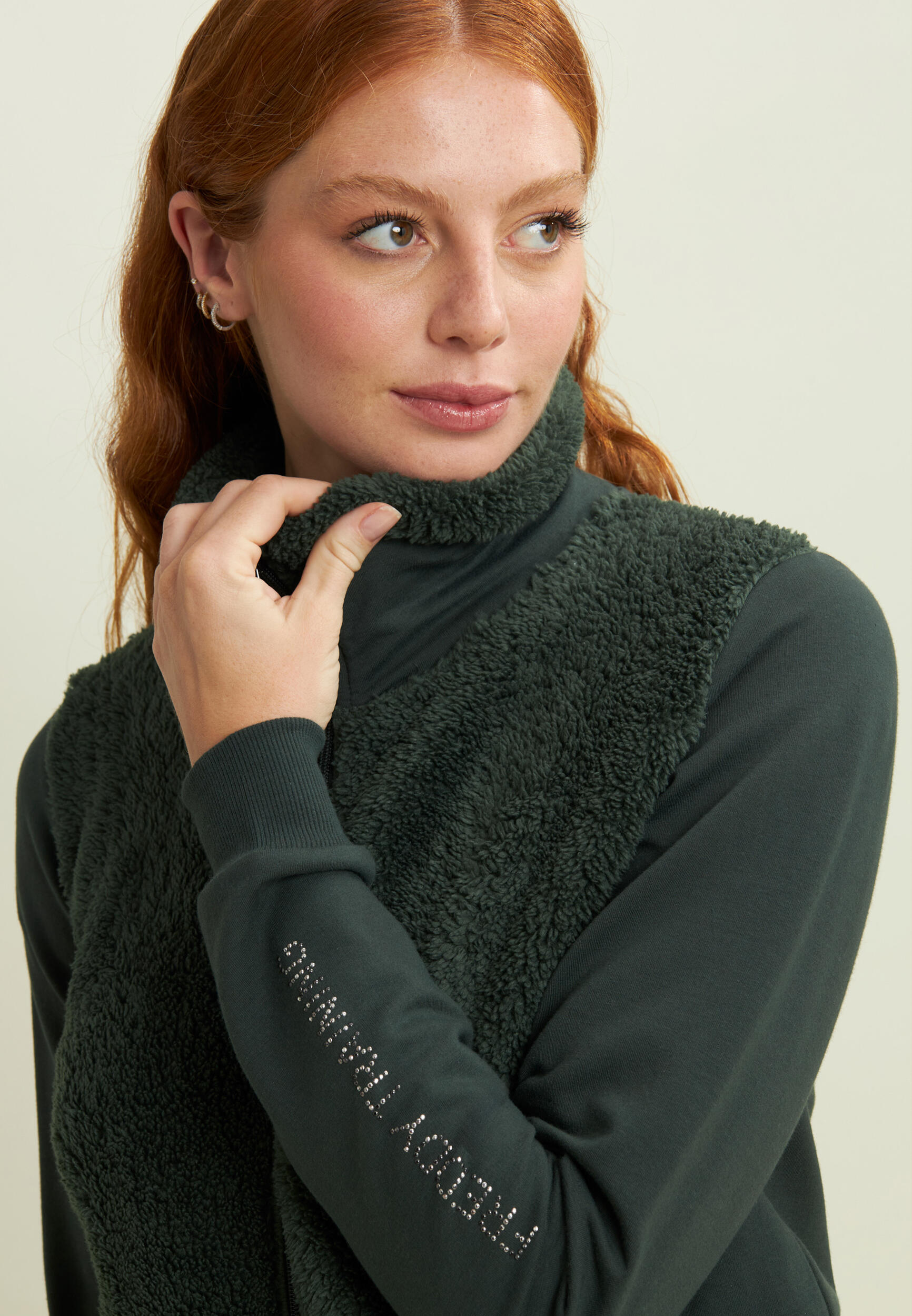 Felpa con zip, collo e fronte in sherpa, logo borchie 4/5