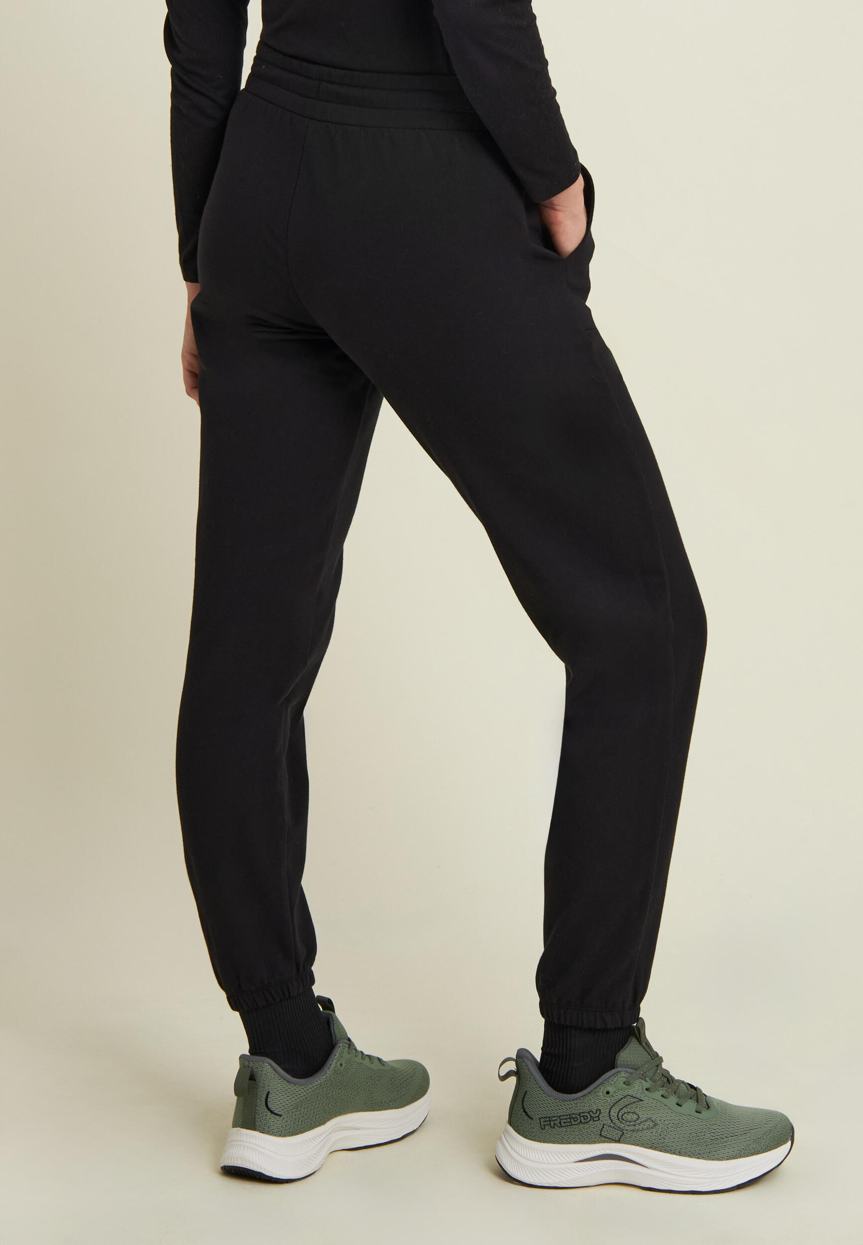 Pantaloni con fondo elasticizzato e tasche applicate 3/5