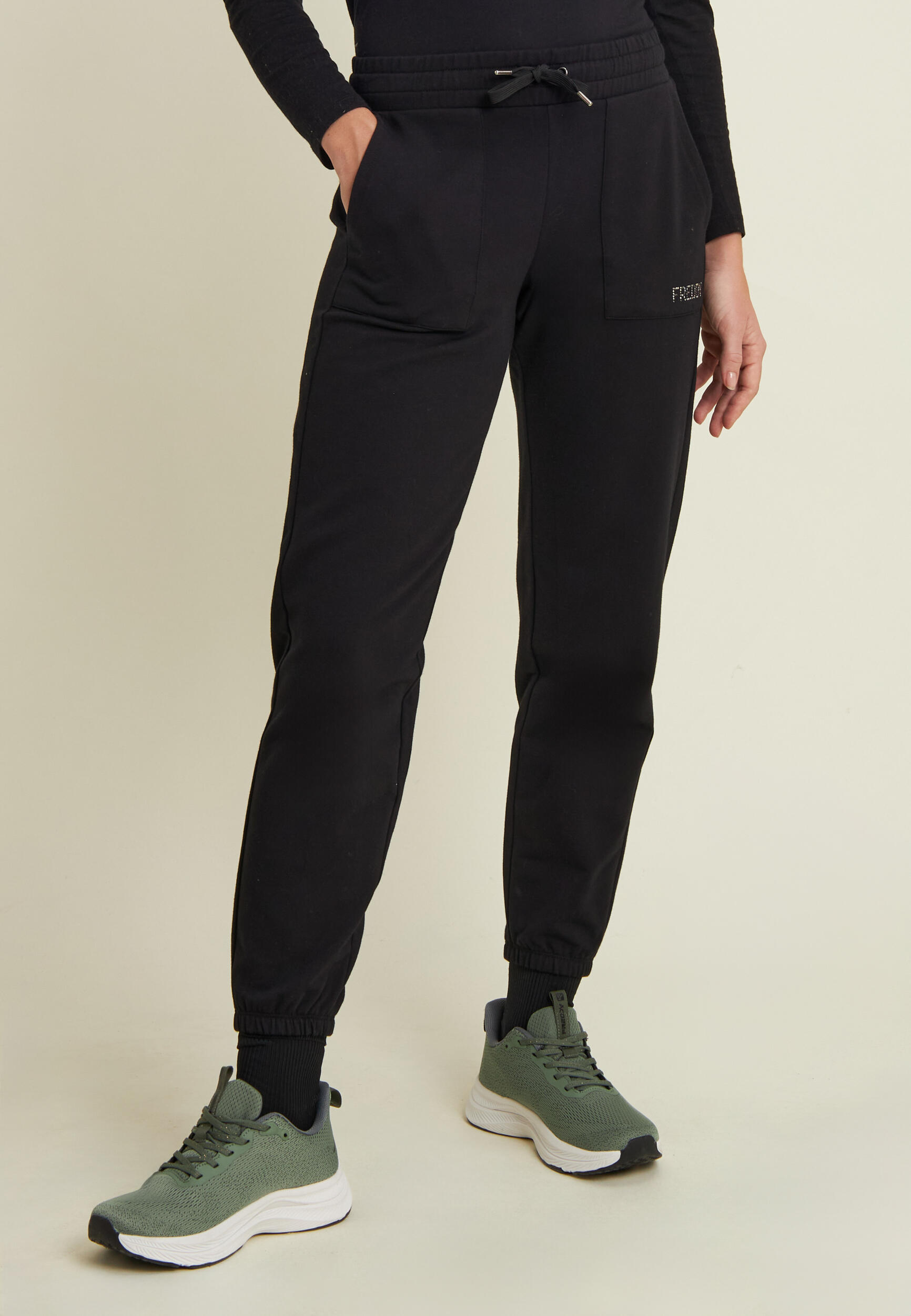 Pantaloni con fondo elasticizzato e tasche applicate 2/5