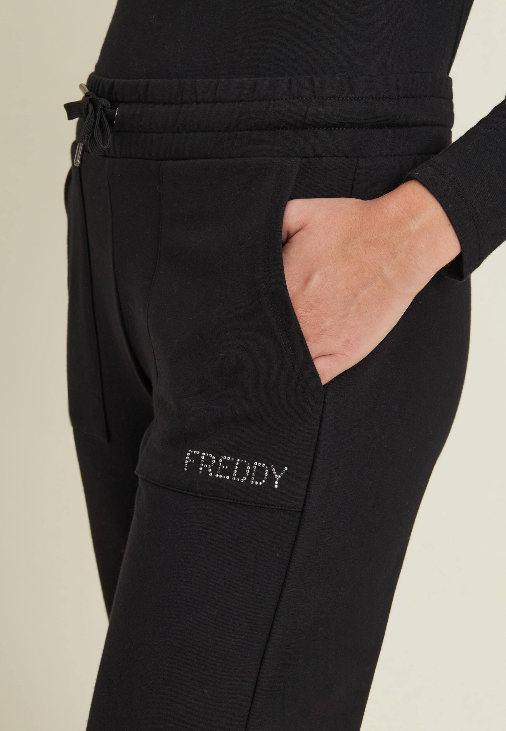 Pantaloni con fondo elasticizzato e tasche applicate 4/5