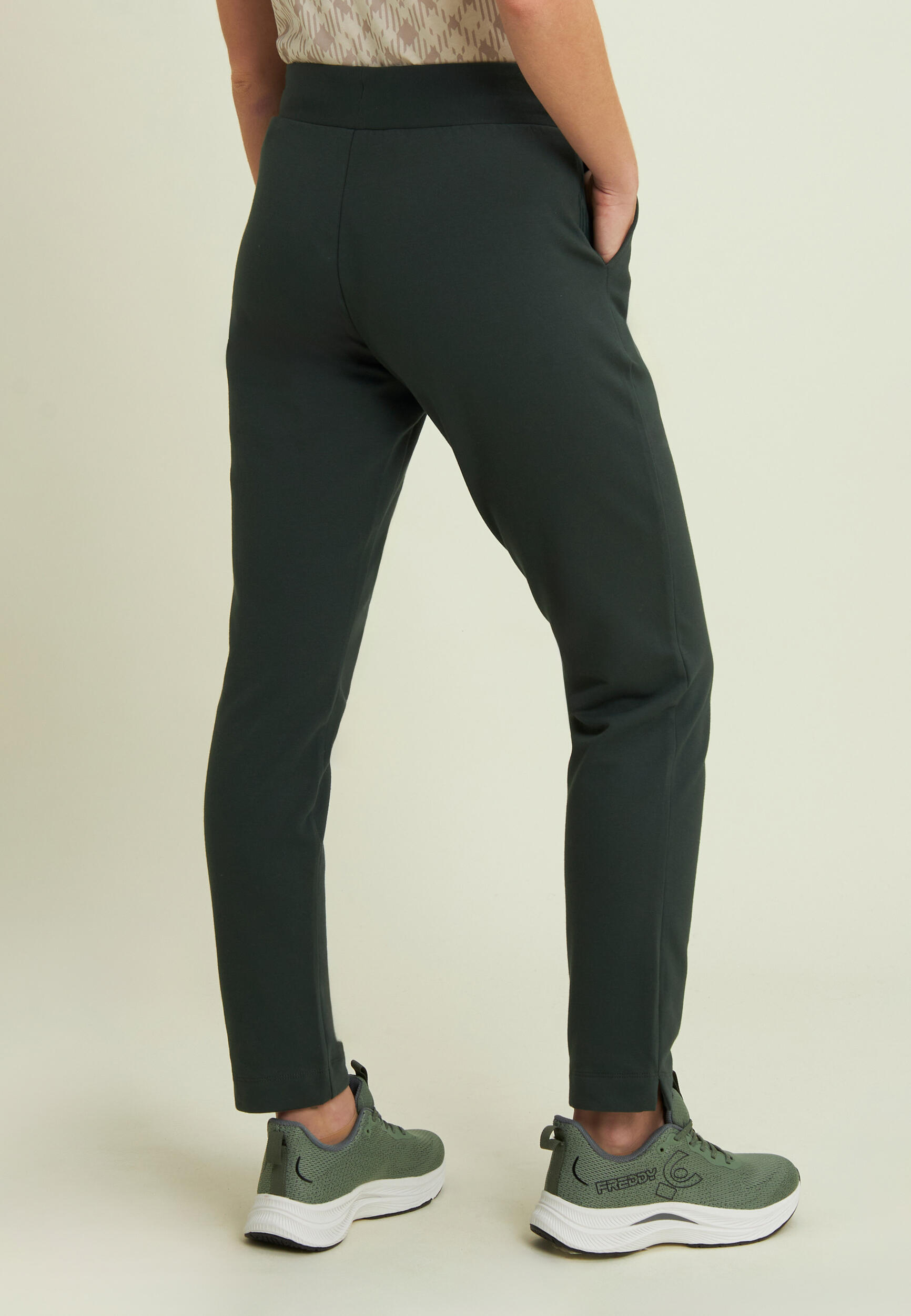 Pantalón con aberturas laterales en el bajo 3/4