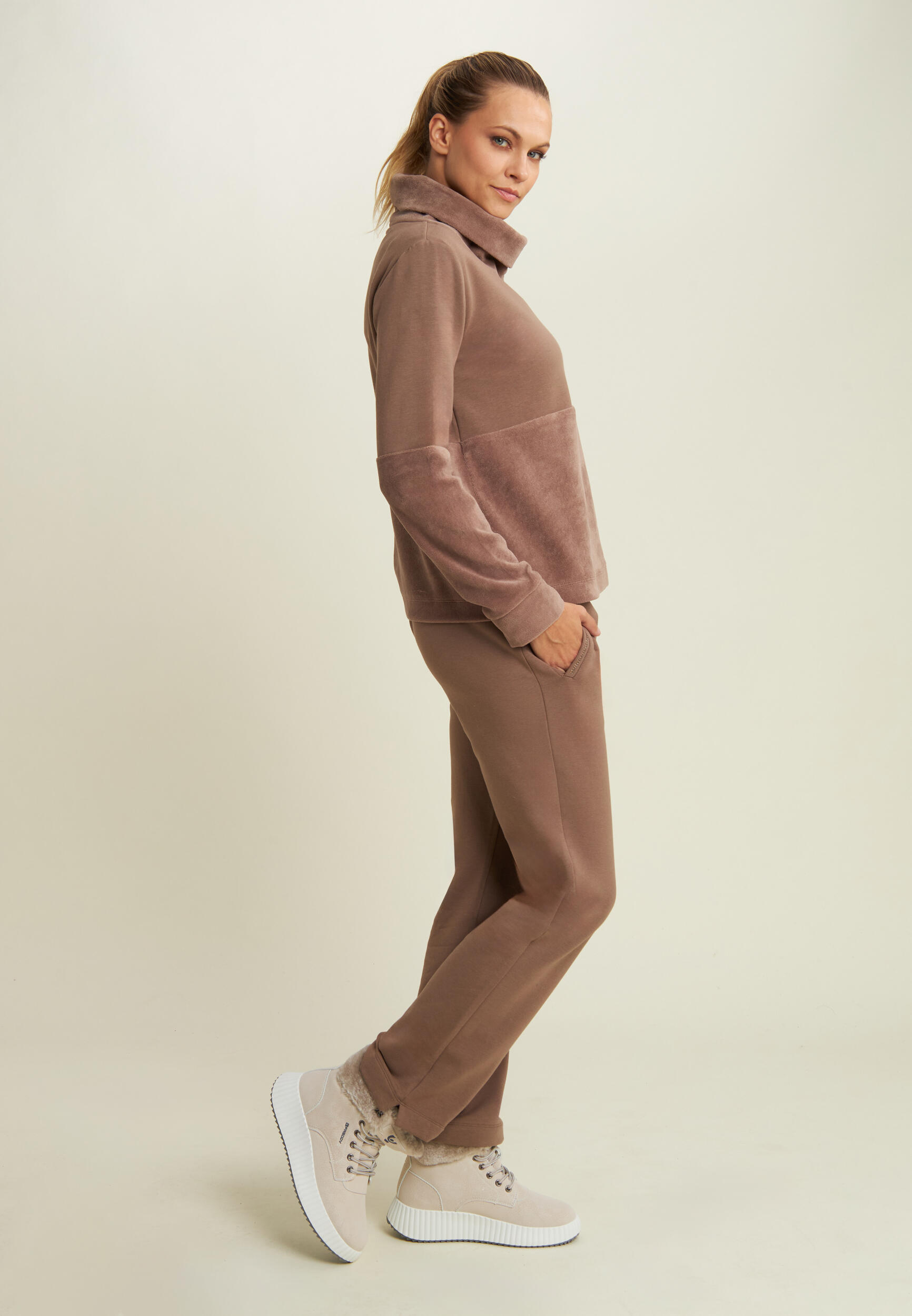 Pantalon de sport droit avec des détails brillants 5/5