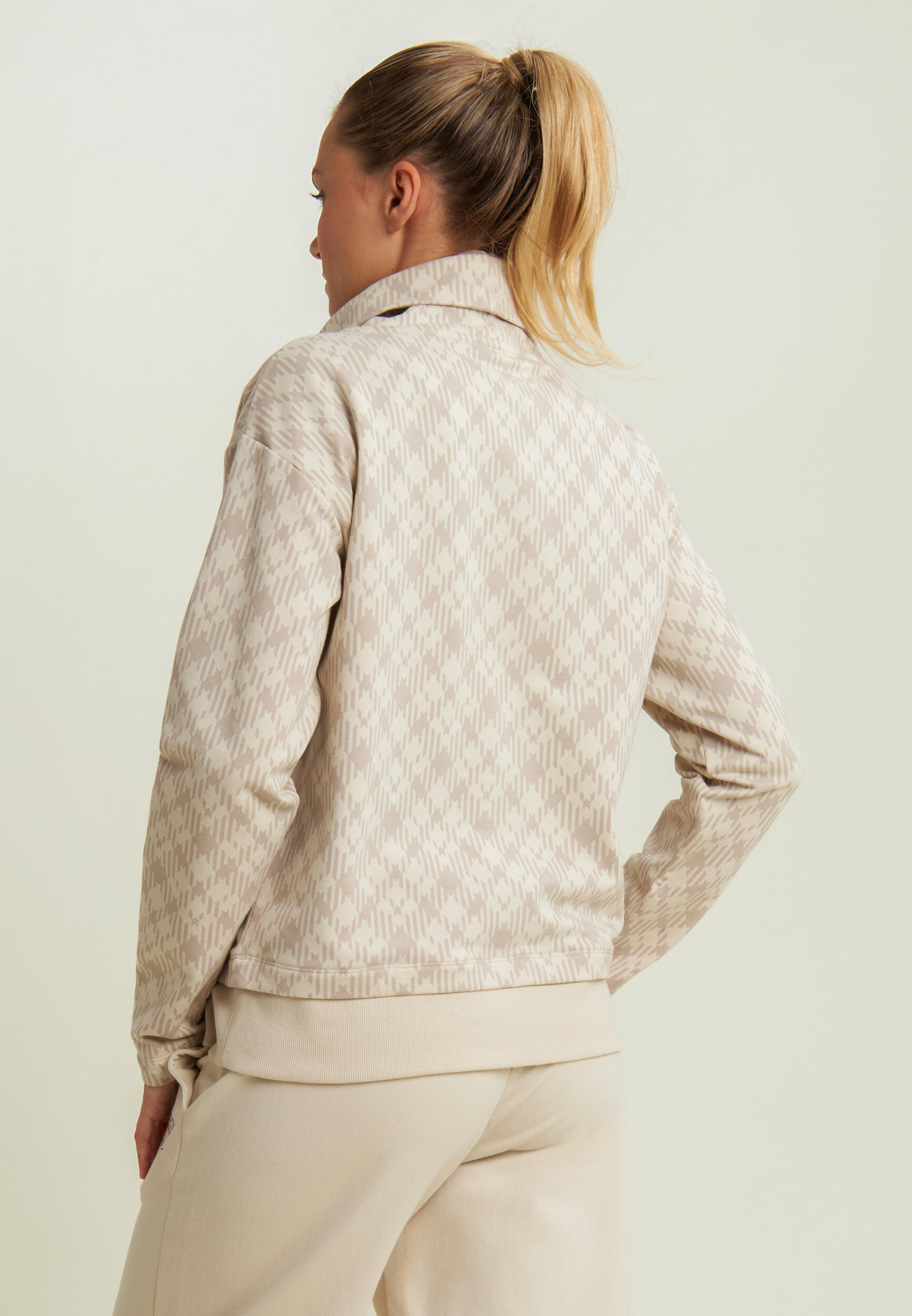 Felpa comfort fit fantasia all-over con fondo sovrapposto 3/4