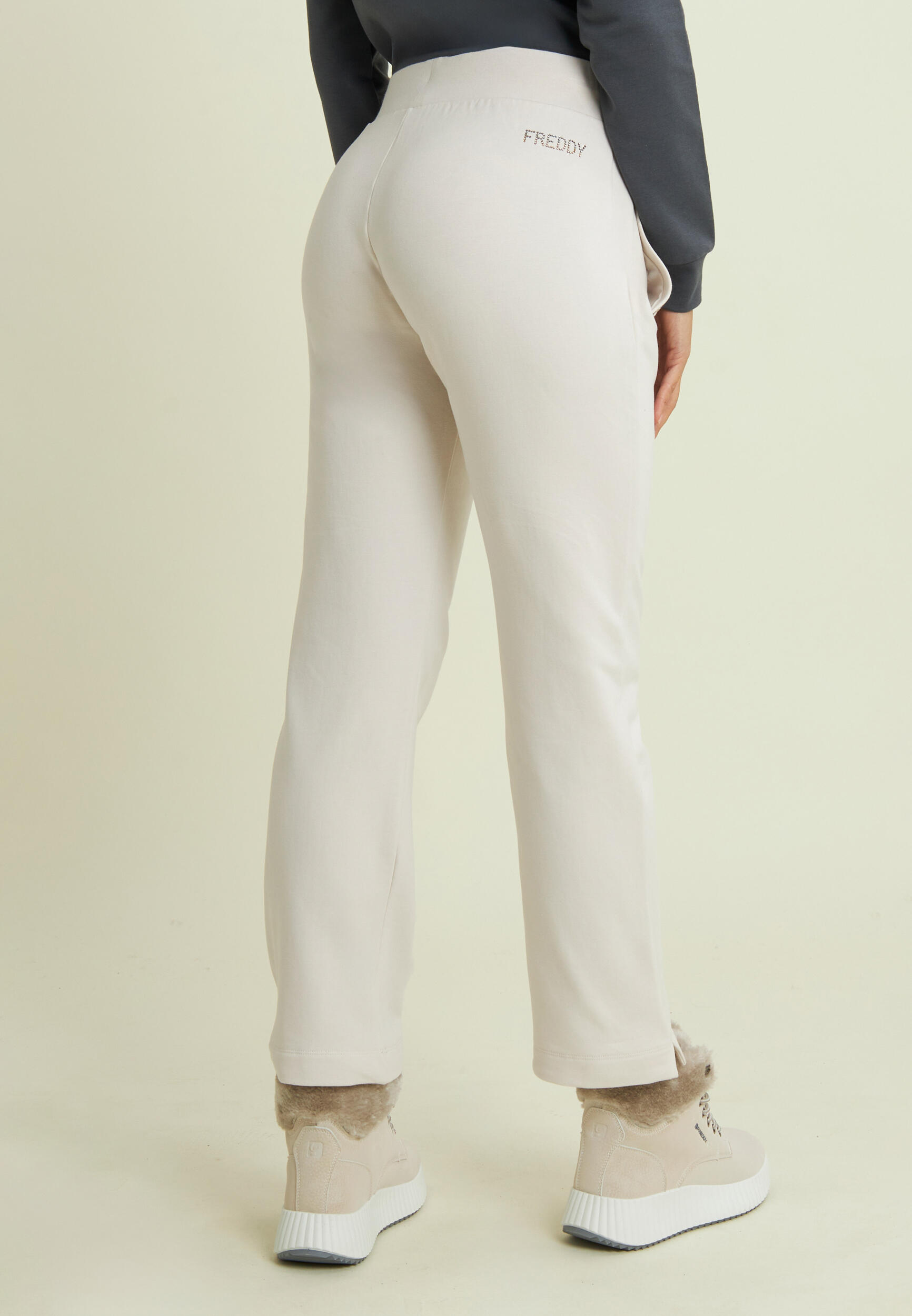 Pantalon de sport droit avec des détails brillants 3/4