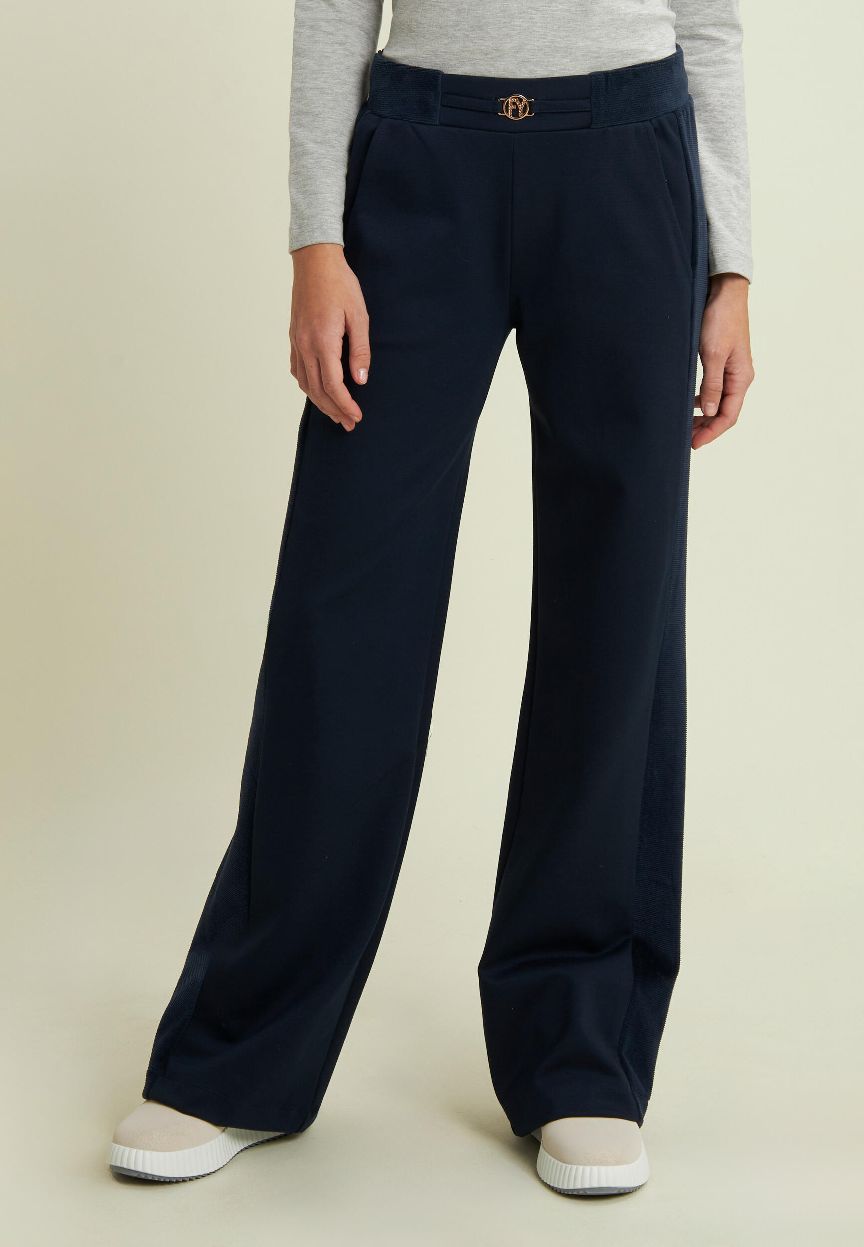 Pantaloni wide leg in viscosa con dettagli in ciniglia 2/4