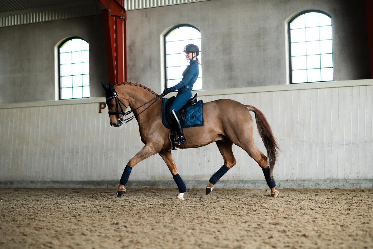 Tapis Glimmer Blue Meadow DRESSAGE - Equestrian Stockholm 3/5