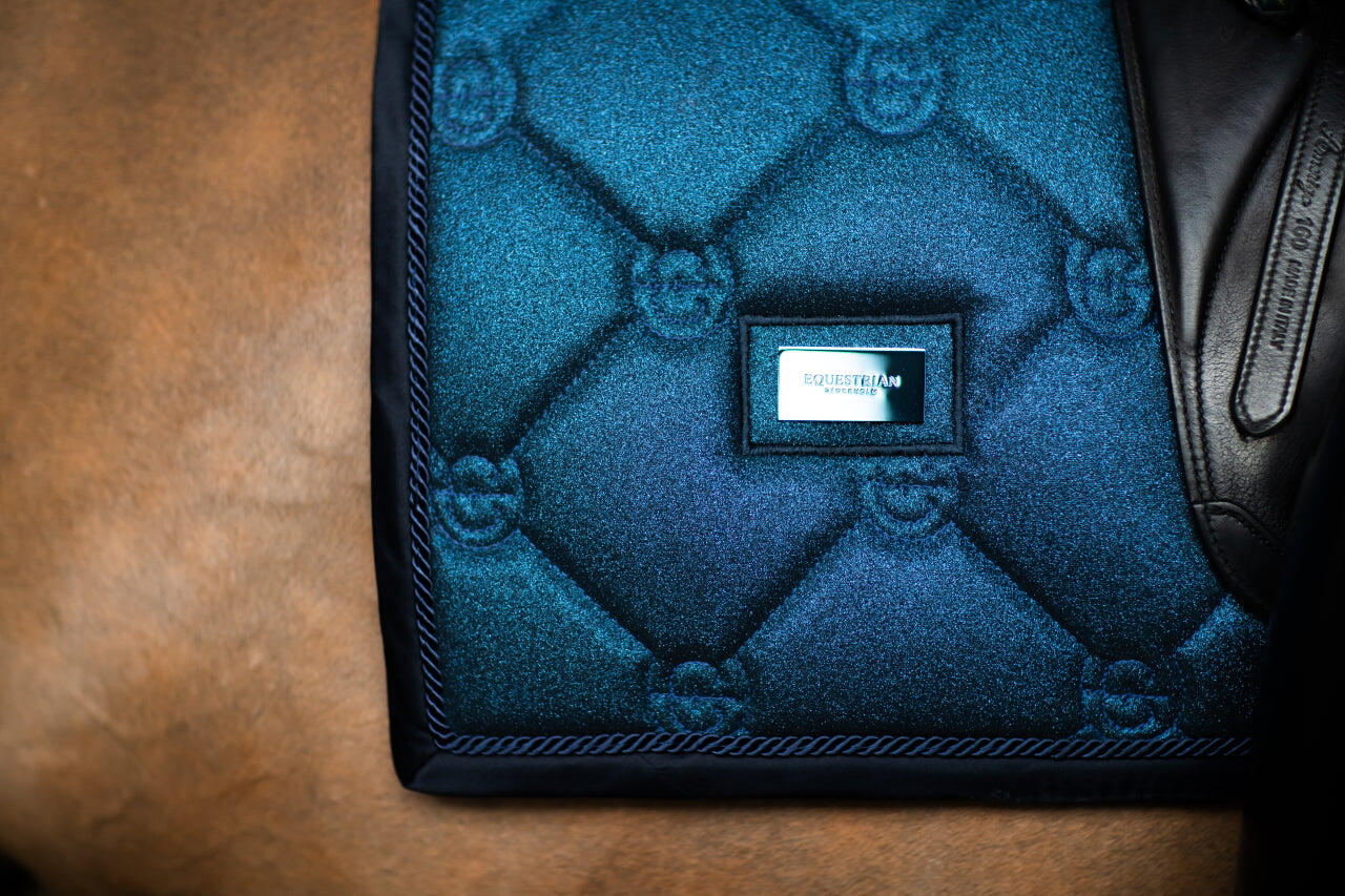 Tapis Glimmer Blue Meadow DRESSAGE - Equestrian Stockholm 2/5
