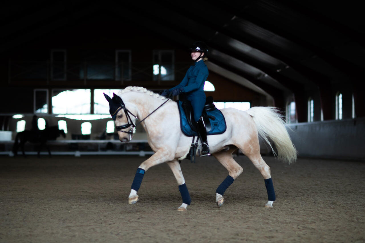 Tapis Glimmer Blue Meadow DRESSAGE - Equestrian Stockholm 5/5