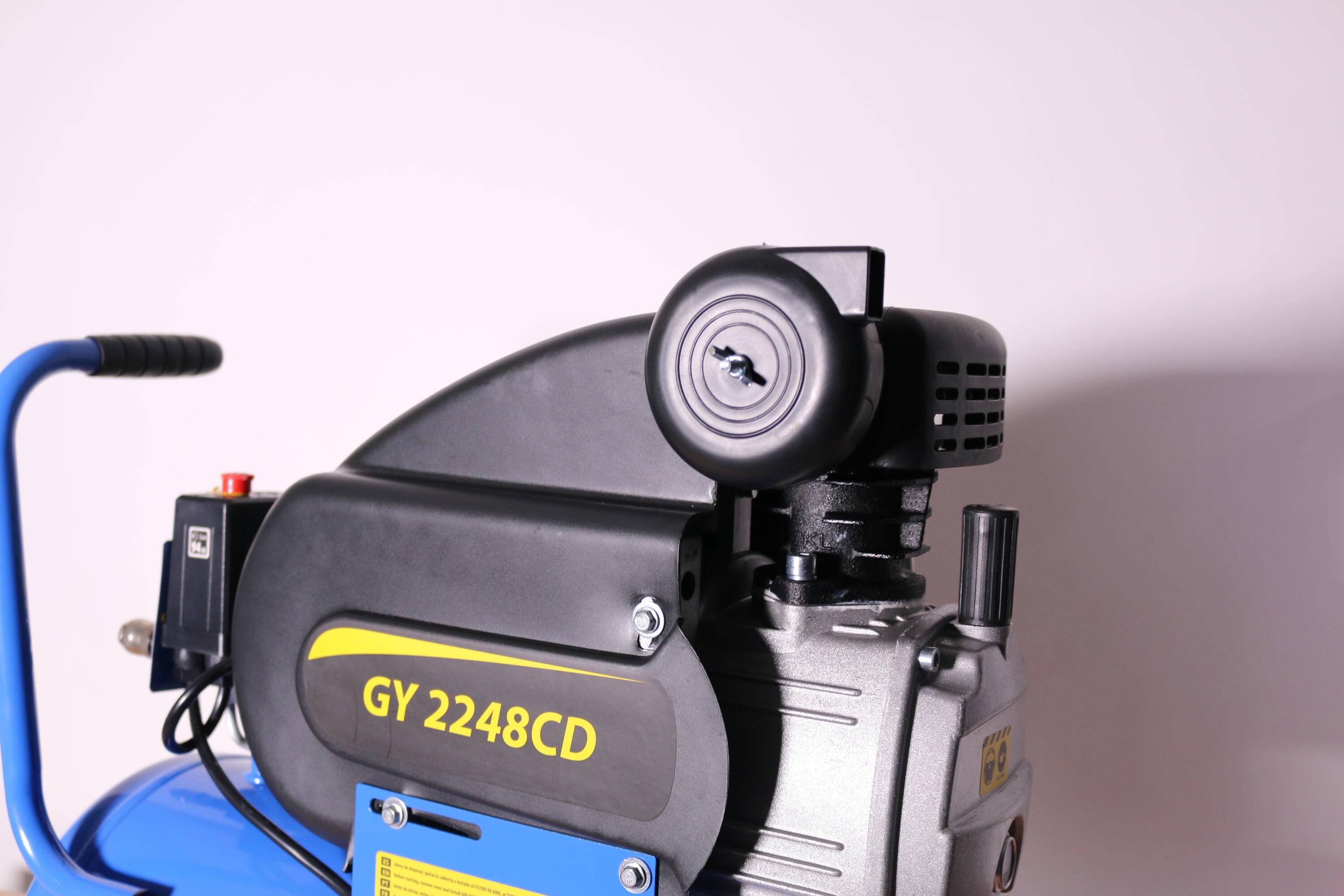 Compresor Aire 24L Goodyear; Hinchador Bicicleta, 8 Bares, 2HP, Kit 5, 188 l/min 2/5