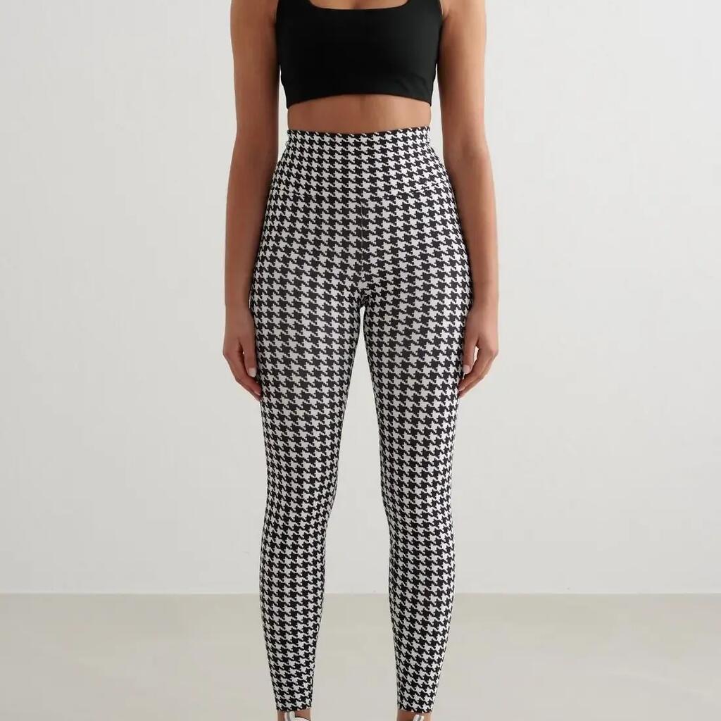 BLACK / WHITE