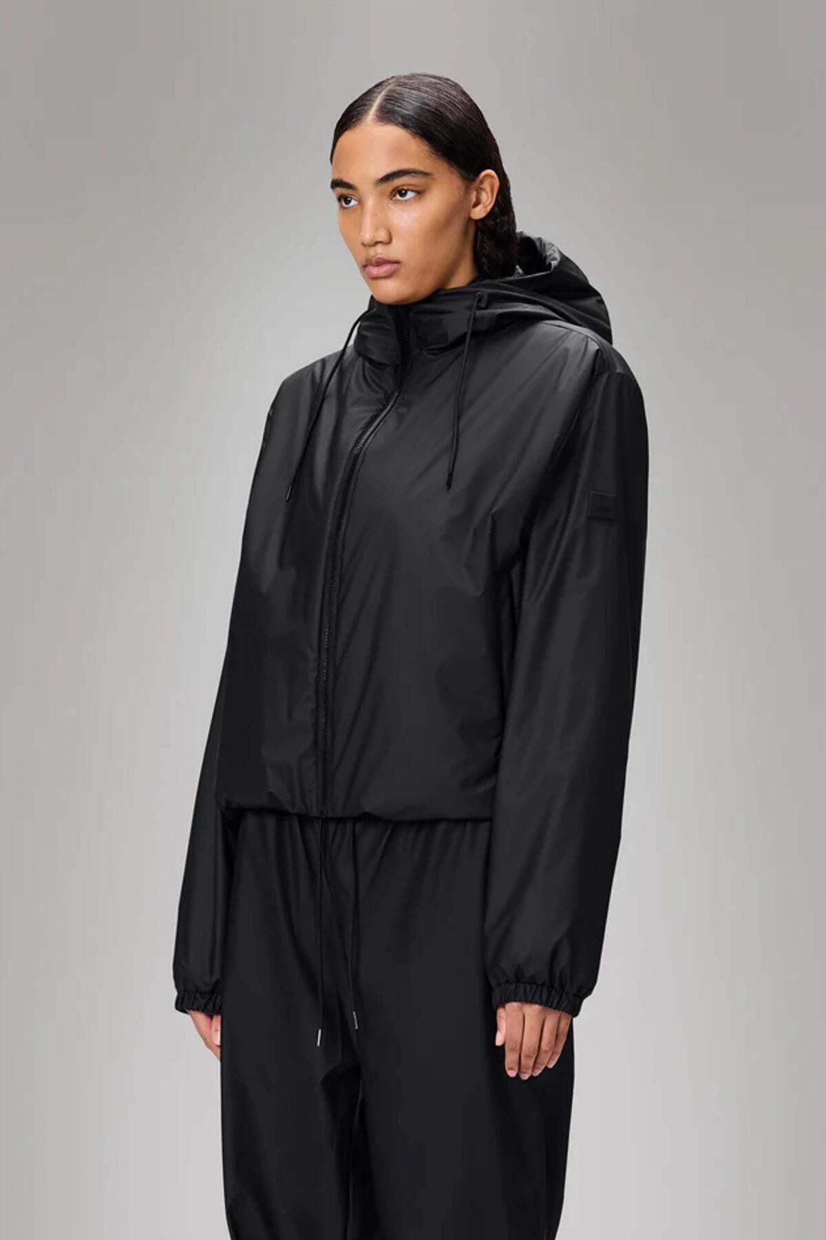 Giacca Rains Modello Lohja Short Insulated Jacket Colore Nero 5/5