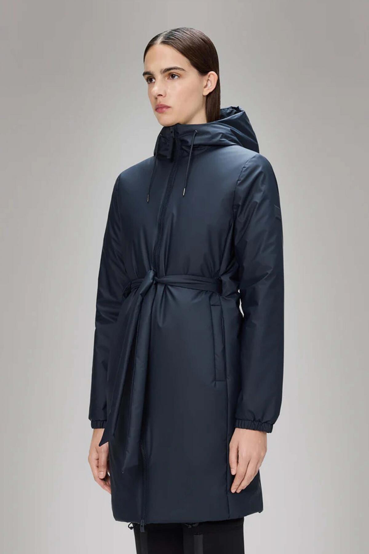 Giacca Rains Modello Lohja Long Insulated Curve J Colore Blu 5/5