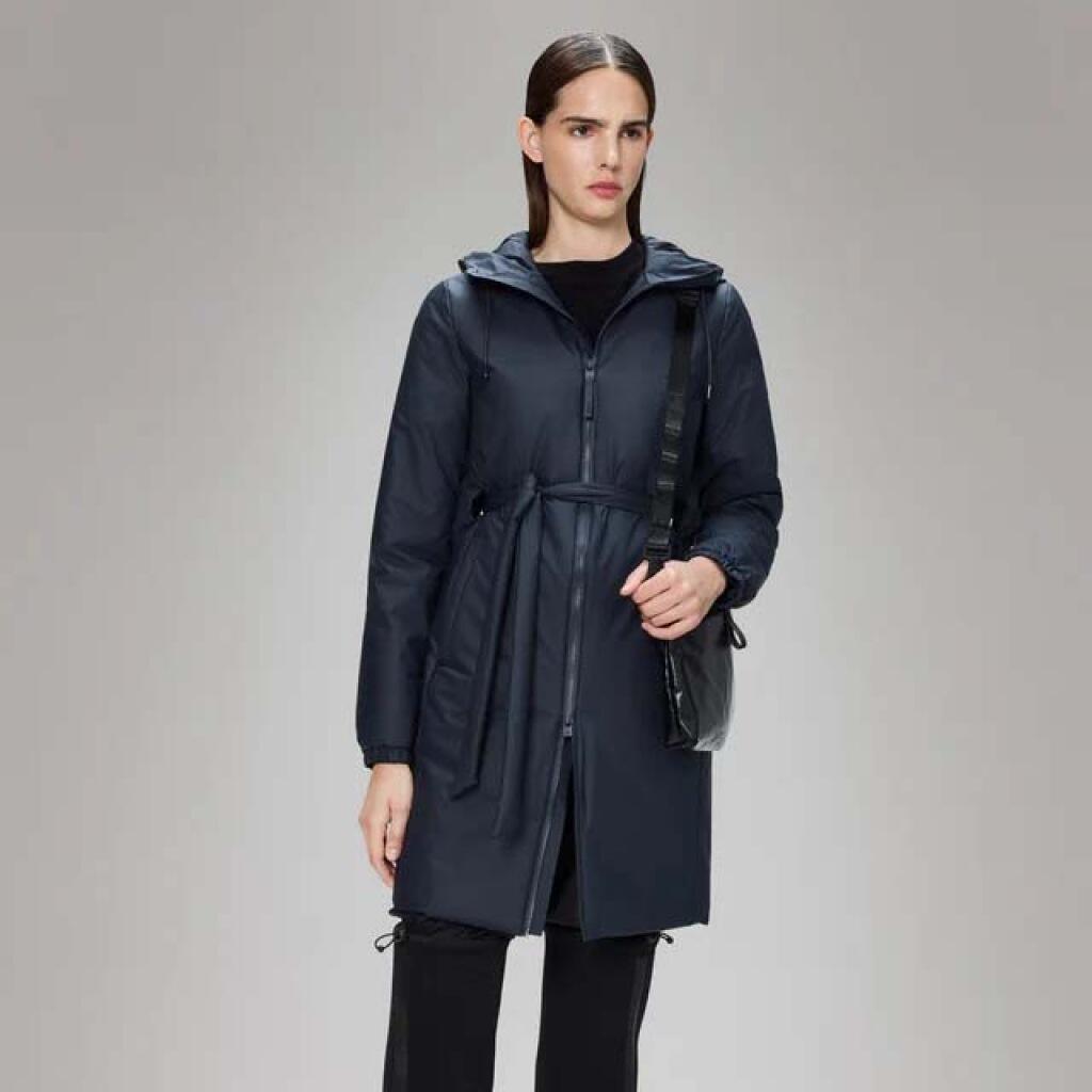 Giacca Rains Modello Lohja Long Insulated Curve J Colore Blu 4/5