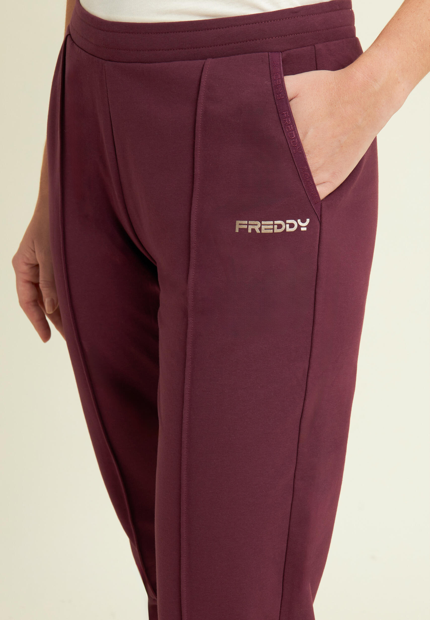 Pantaloni con dettaglio logato e fondo dritto 4/4