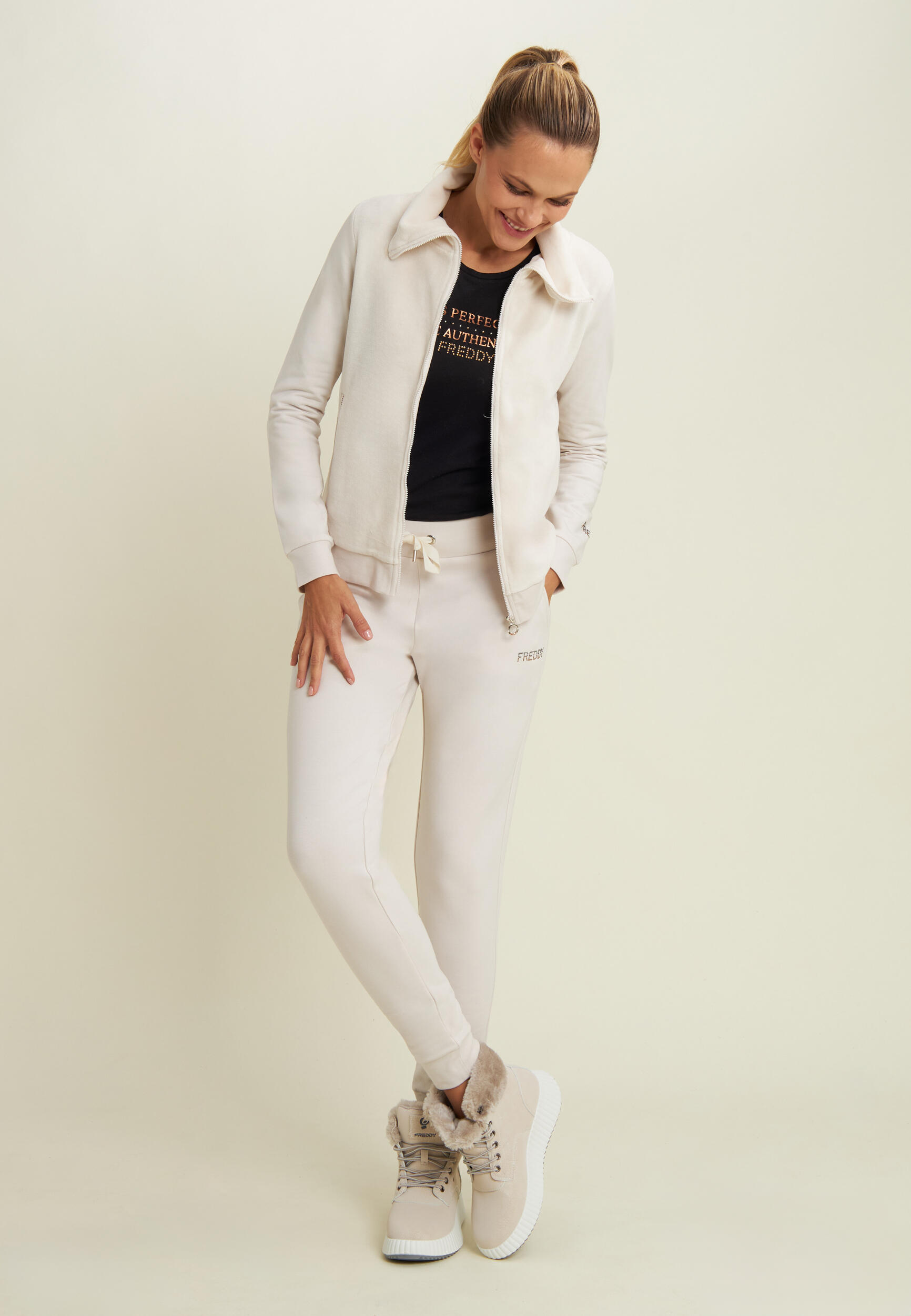 Felpa collo alto da donna in velluto con zip e logo strass 5/5