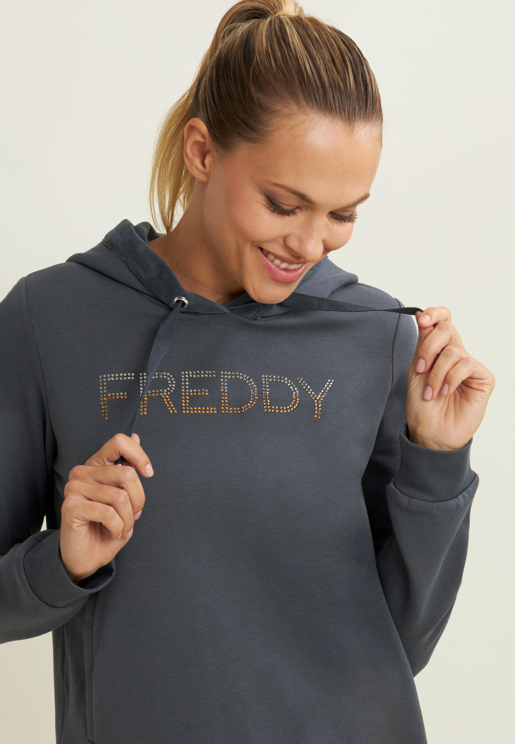 Felpa sportiva da donna con interno cappuccio in velluto 3/4