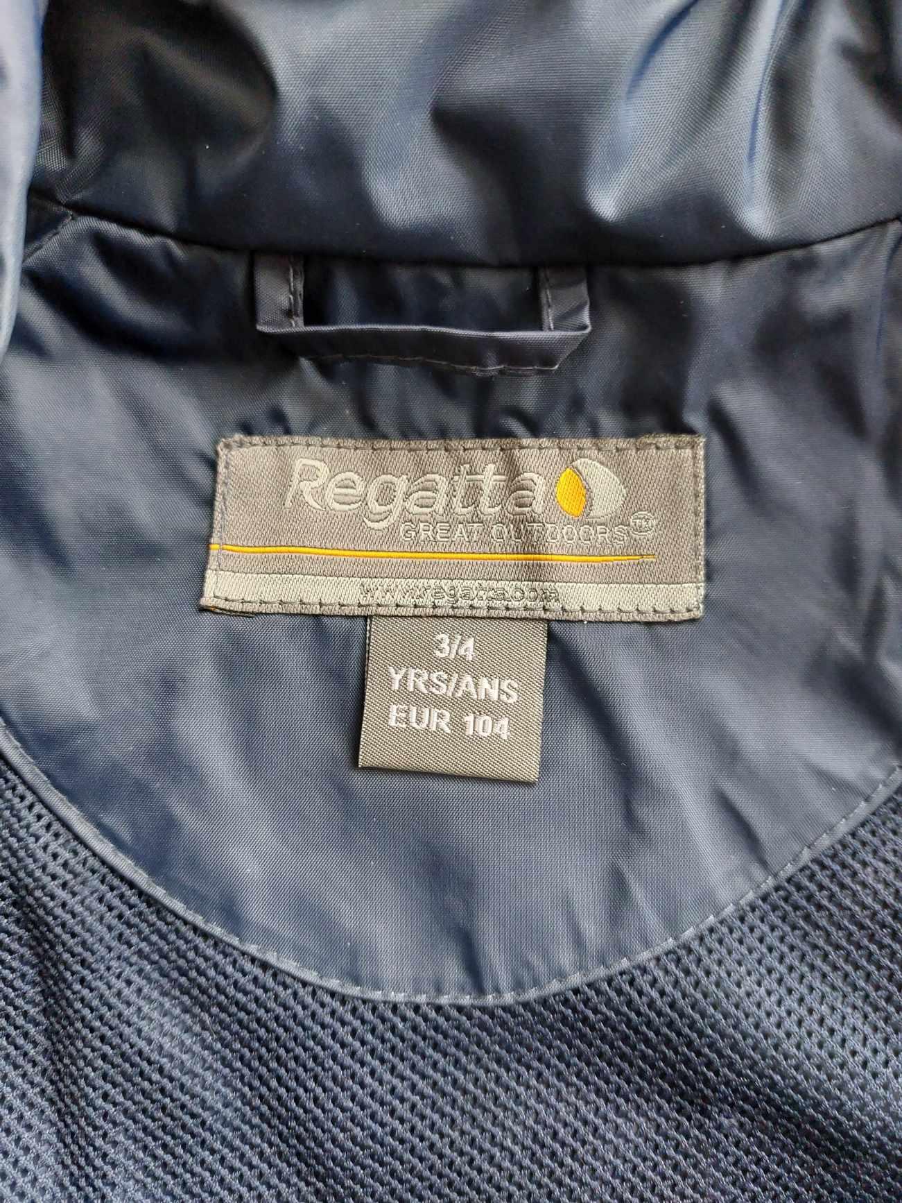 Tussen Particulieren - Regenjasje (KW) met kap.  Maat 104. Merk Regatta. 5/5