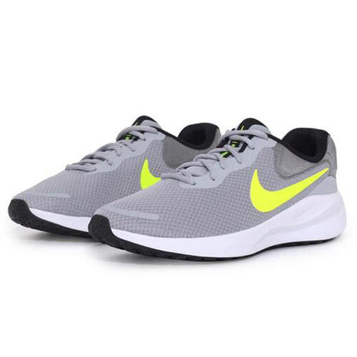 Sneakers Nike model Revolution 7 for man