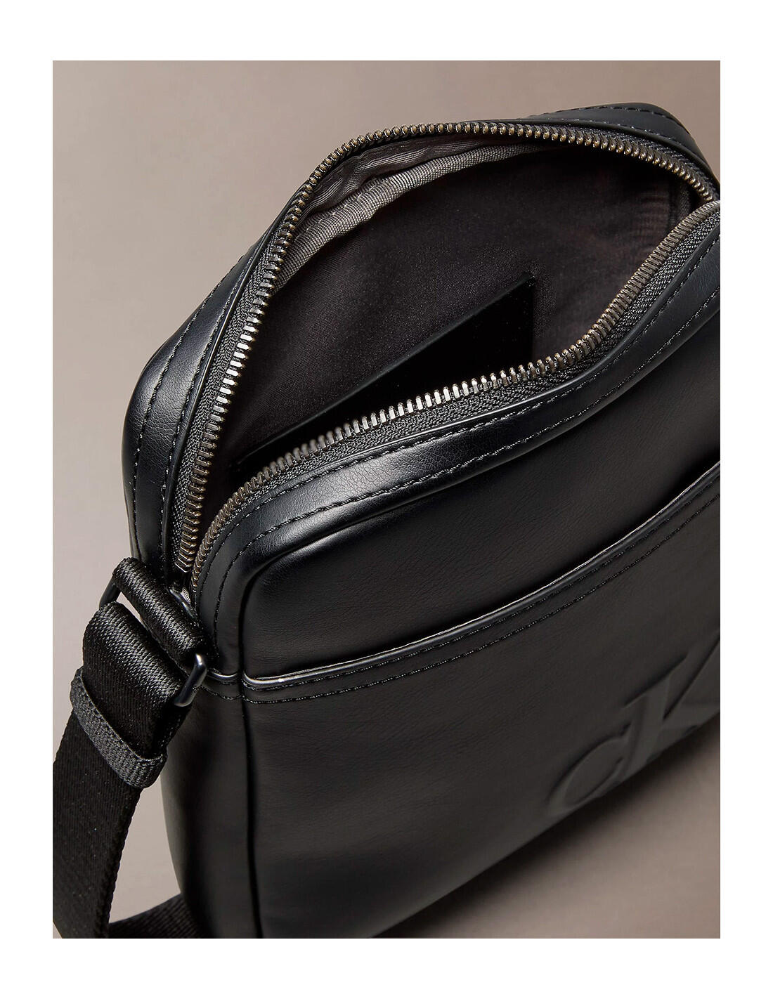 Bolso Calvin Klein en color UB1-Negro 4/5