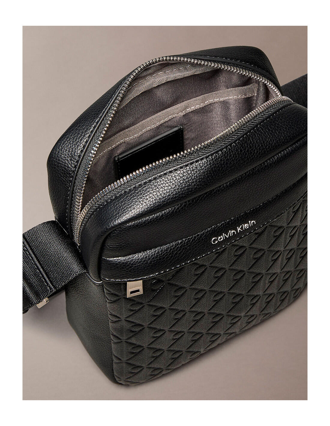 Bolso Calvin Klein en color UB1-Negro 4/5