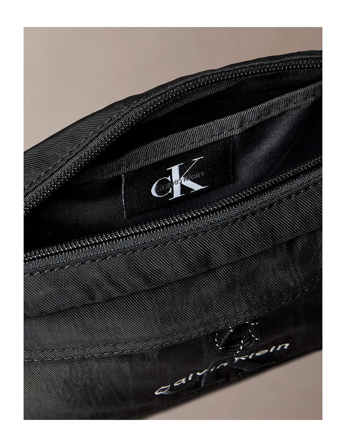 Bolso Calvin Klein en color UB1-Negro 4/5