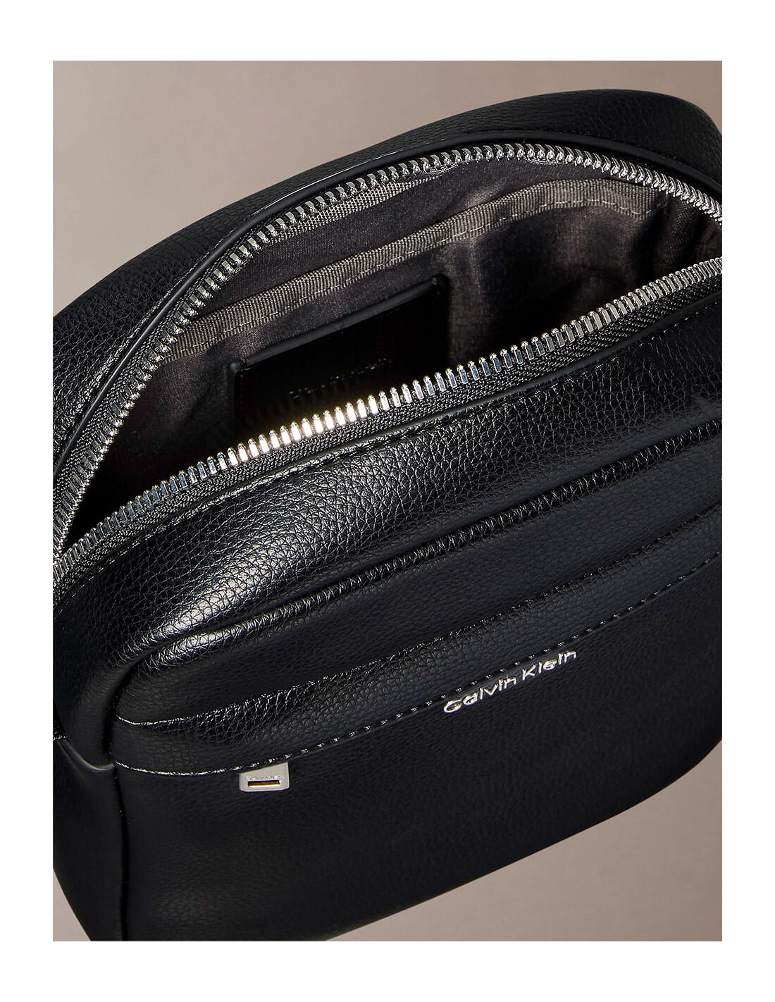 Bolso Calvin Klein en color UB1-Negro 4/5