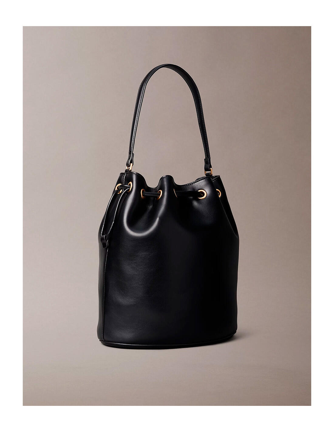 Bolso bucket Calvin Klein en color UB1-Negro 3/5