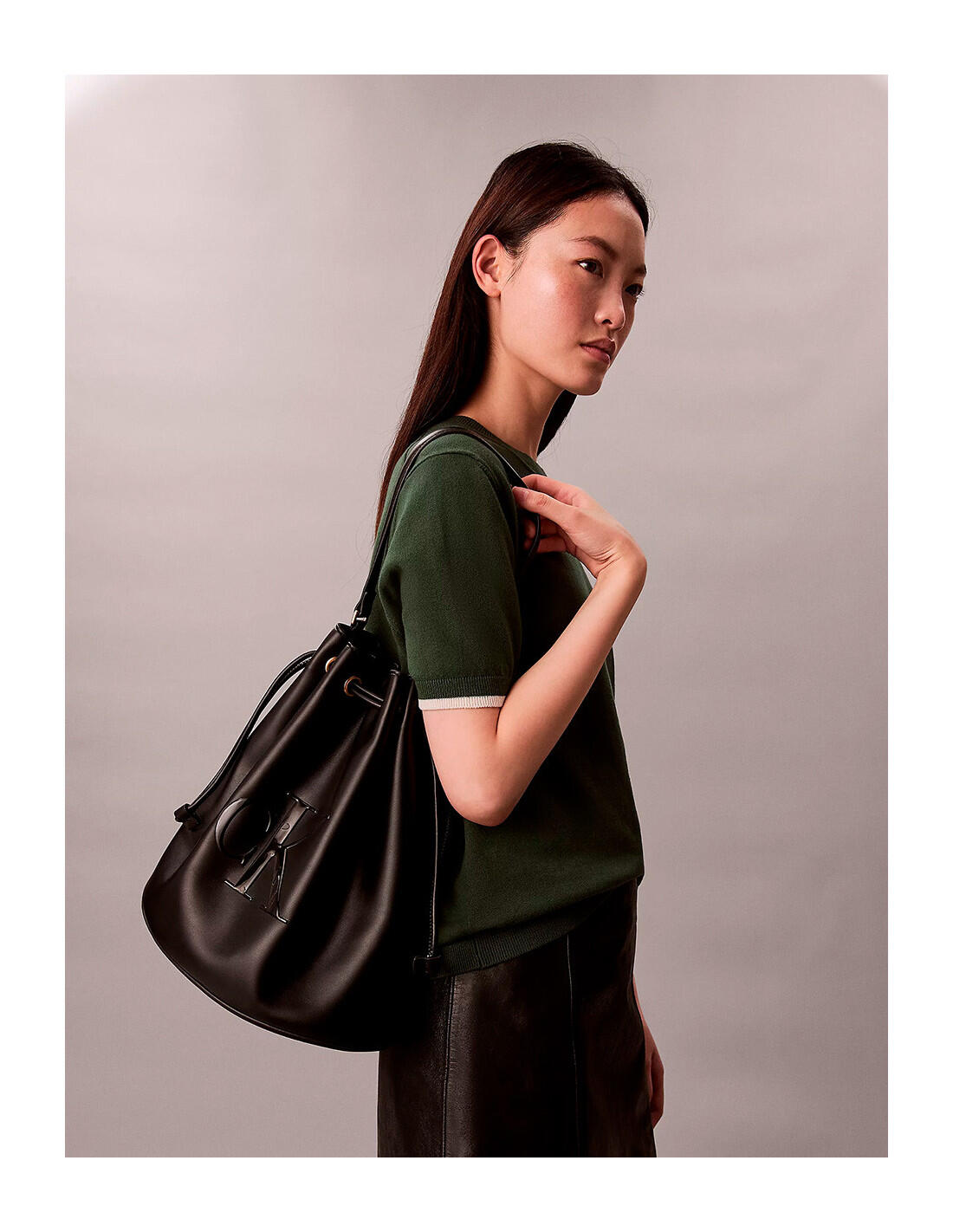 Bolso bucket Calvin Klein en color UB1-Negro 5/5