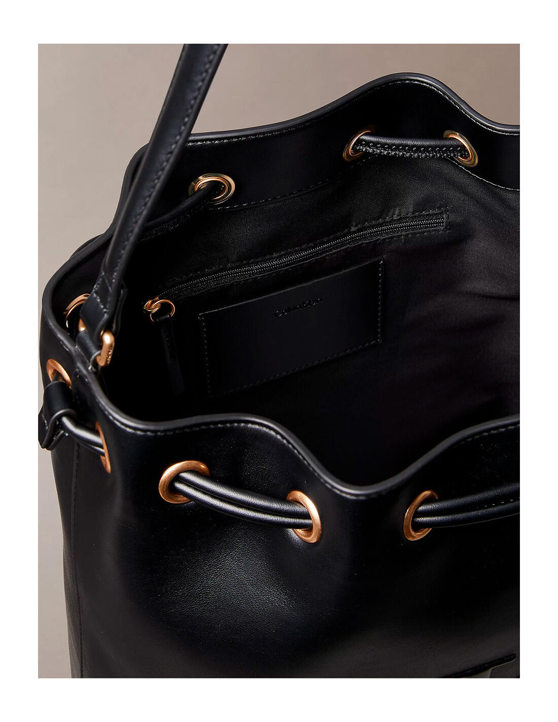 Bolso bucket Calvin Klein en color UB1-Negro 4/5