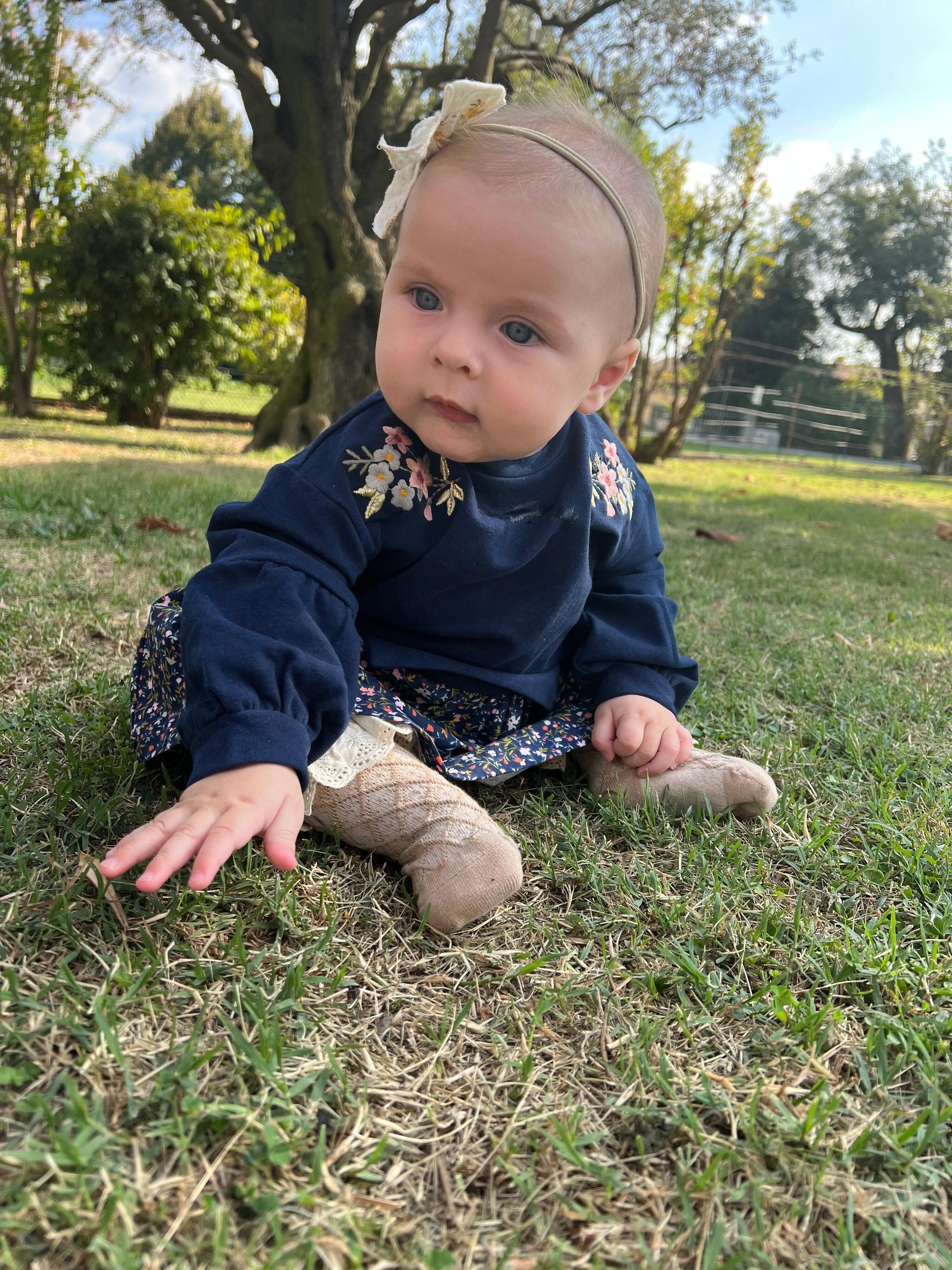 Vestido infantil azul marinho com estampa floral. 5/5