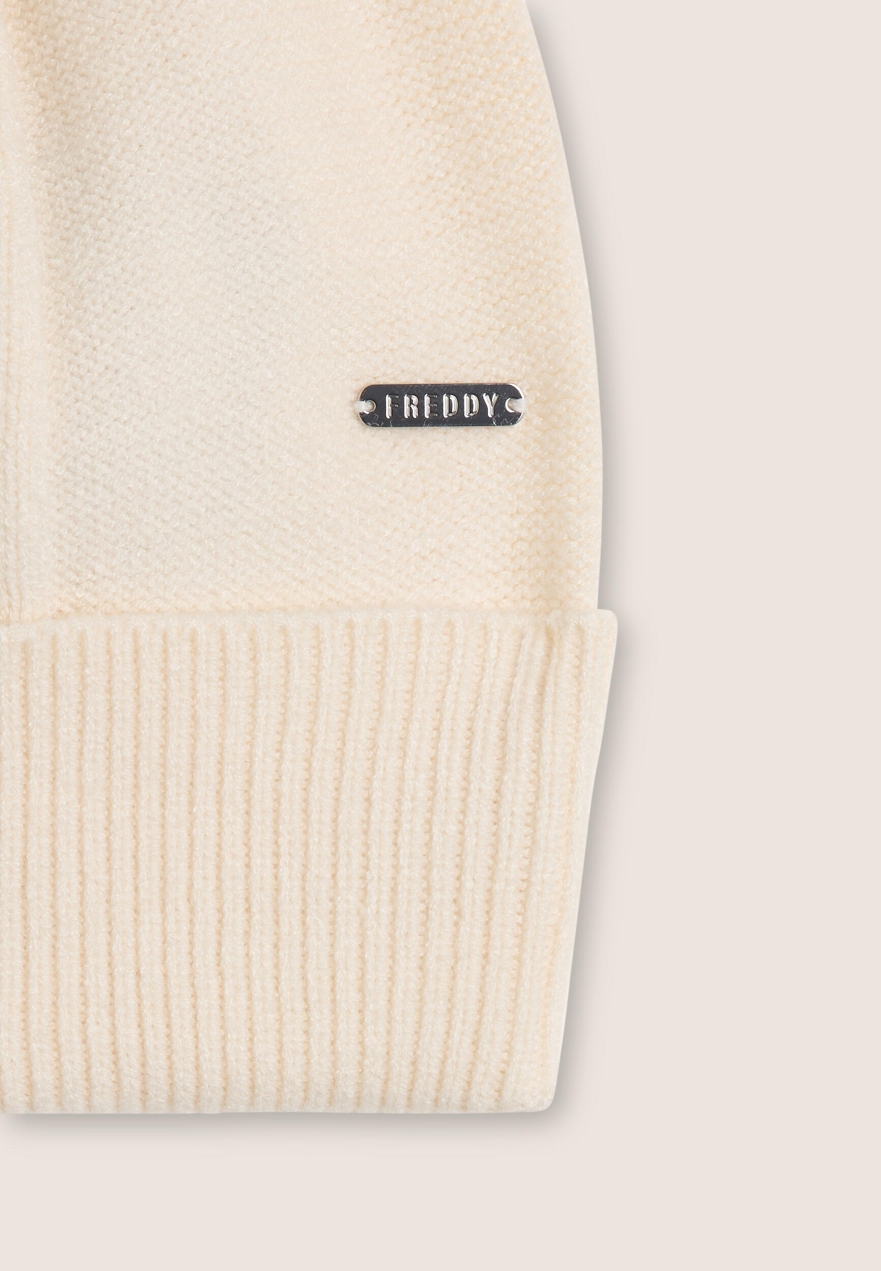 Bonnet tricoté avec motif tressé décoratif 3/3