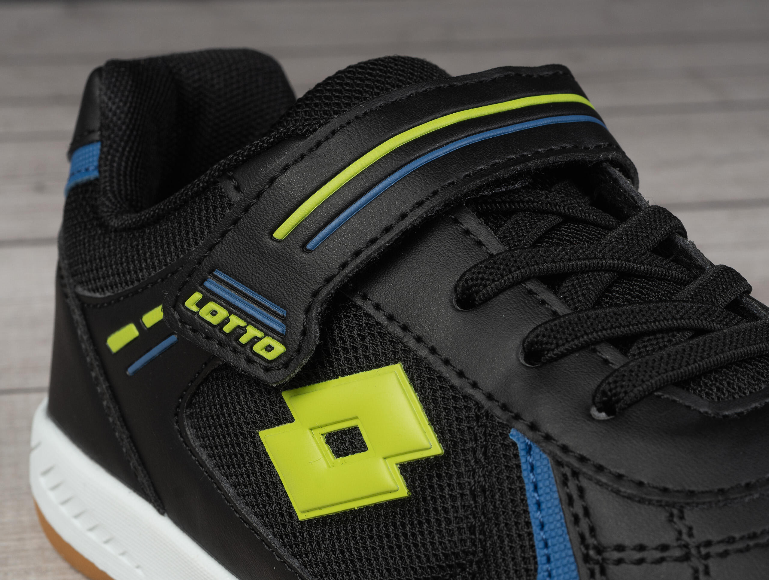 Buty dziecięce sportowe Lotto SOCCERA 6/7