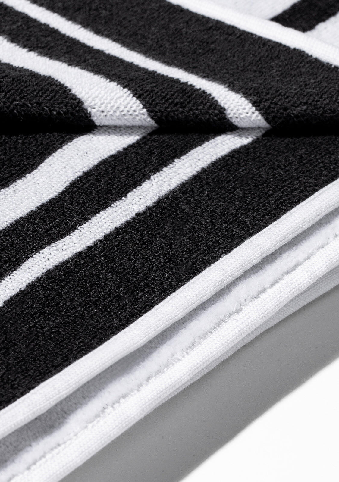 Toalla Old Money Jacquard Velour Beach Towel Blanco / Negro D.Franklin 3/3