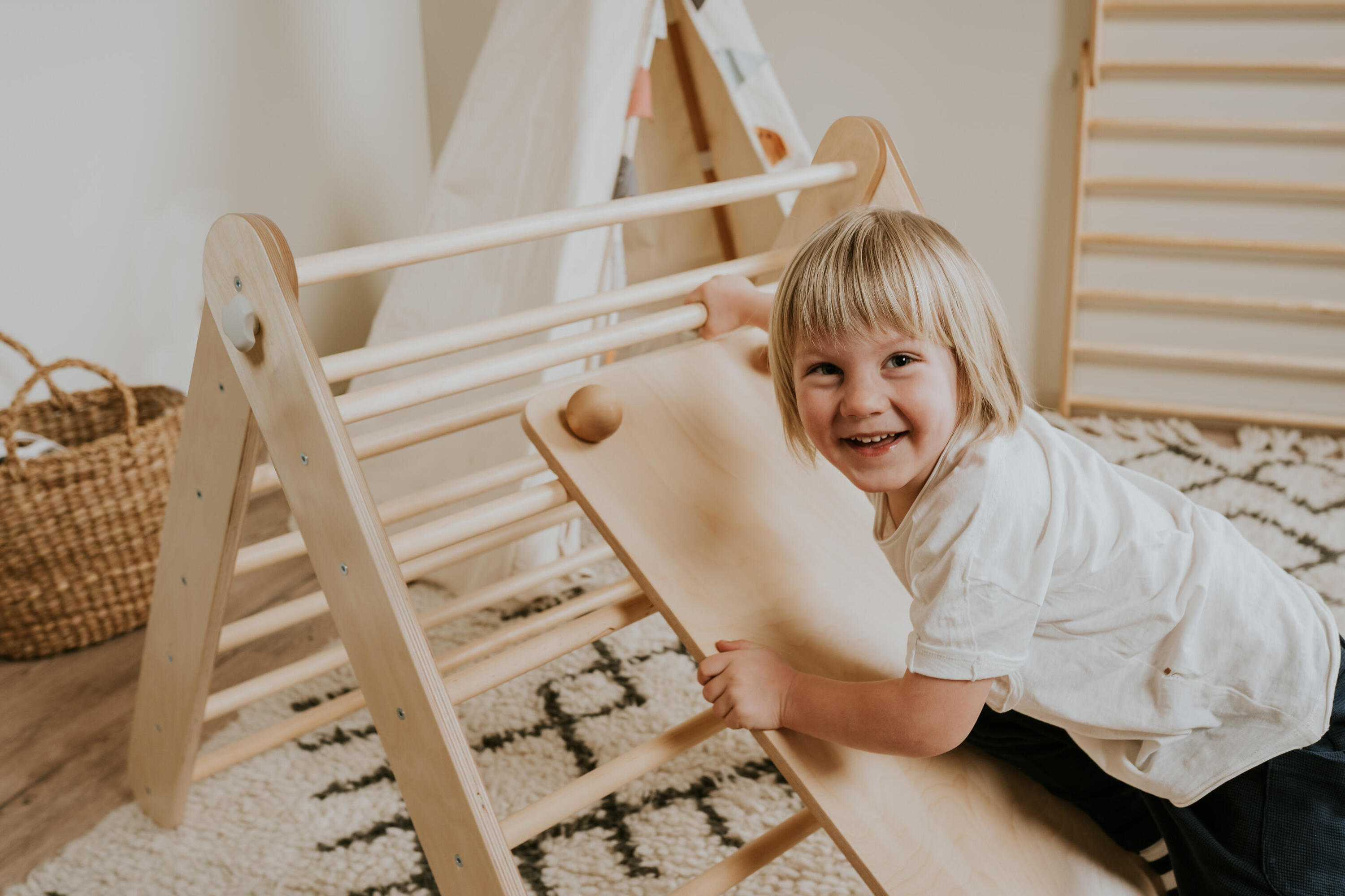 Ensemble de mur suédois et Triangle de grimpe 2-en-1, Montessori, Bois naturel 4/8