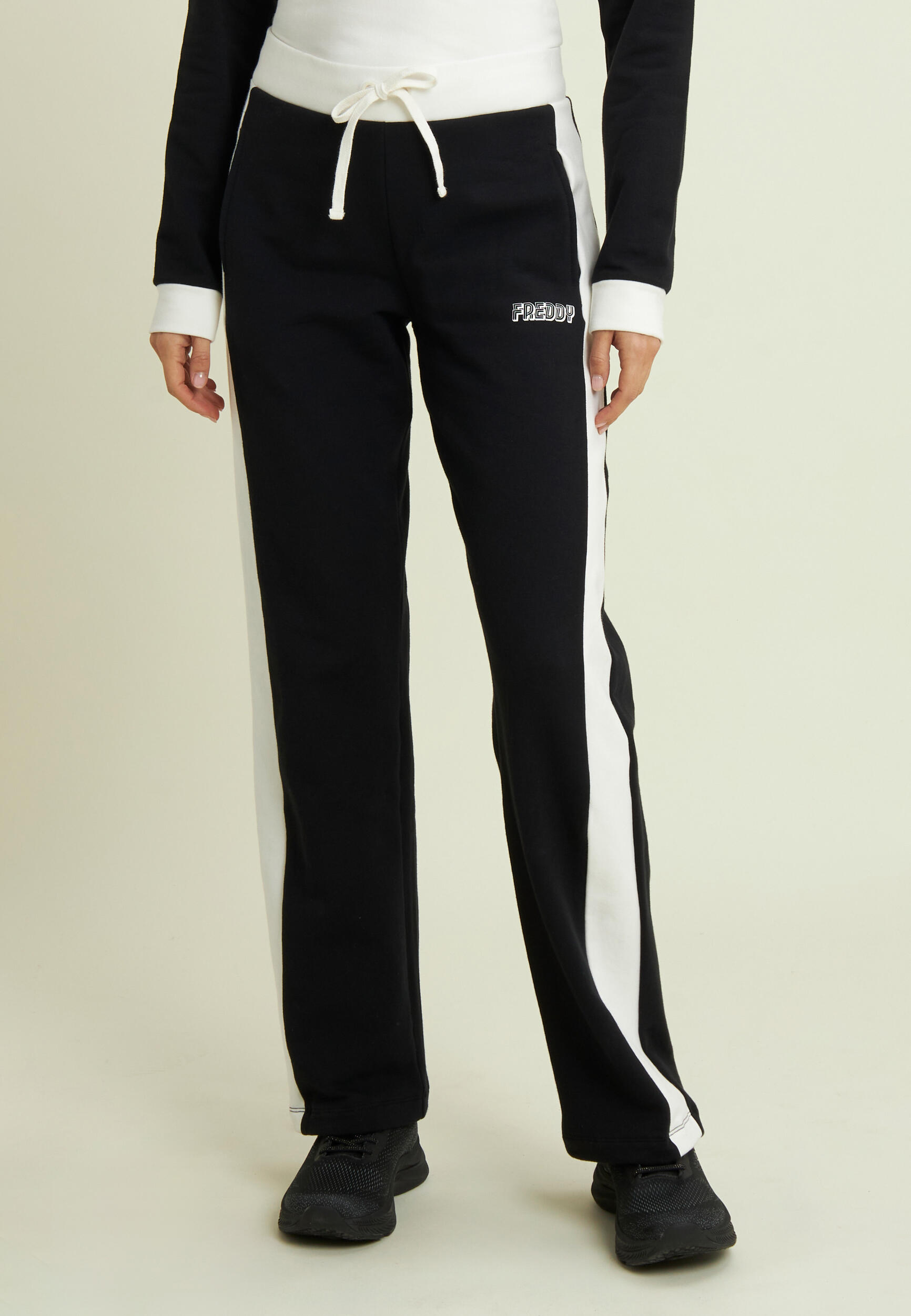 Pantaloni neri con bande laterali bianche 2/4