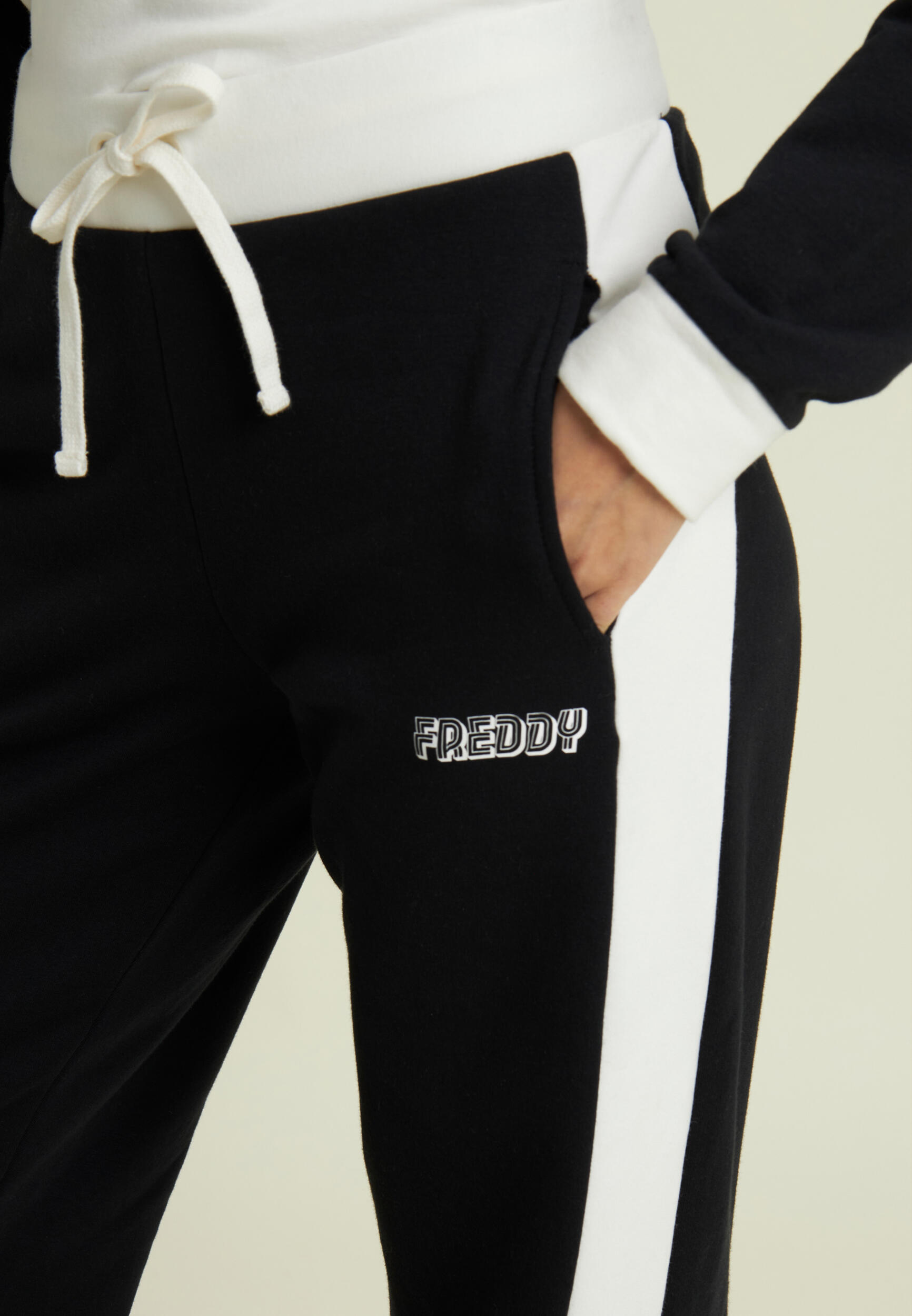 Pantaloni neri con bande laterali bianche 4/4
