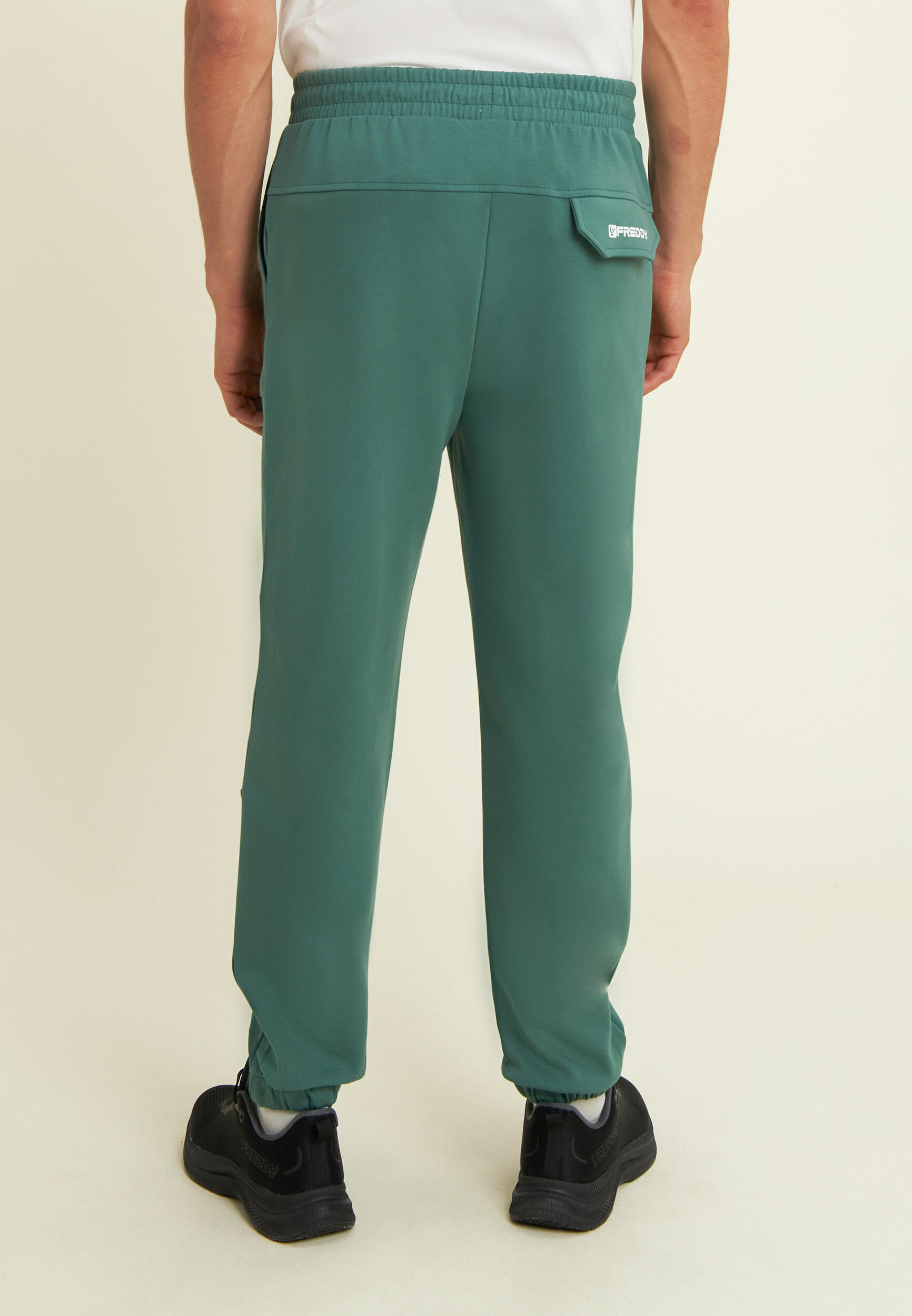 Pantalón slim fit en tejido interlock con estampado UT y costuras 3/5