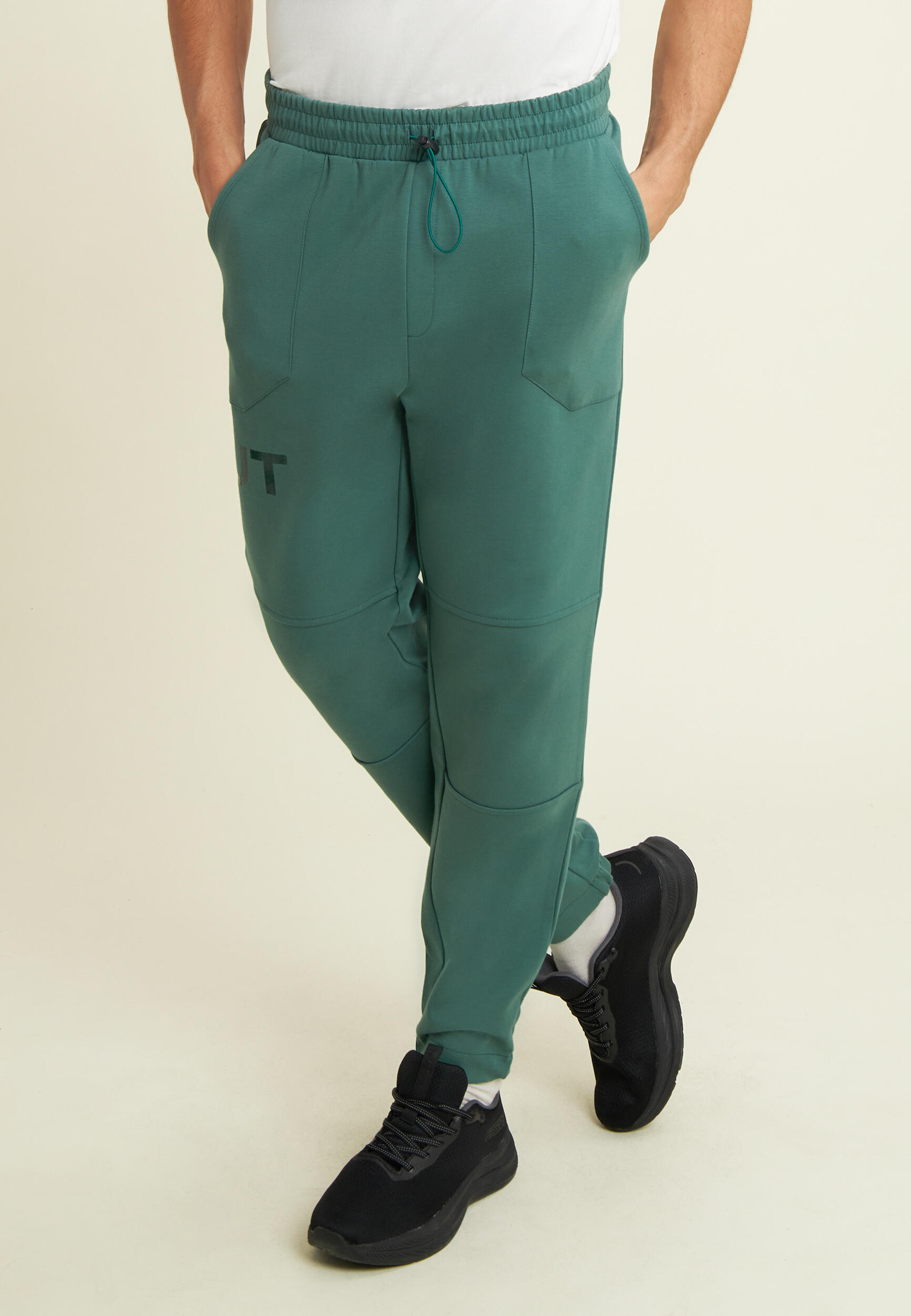 Pantalón slim fit en tejido interlock con estampado UT y costuras 2/5