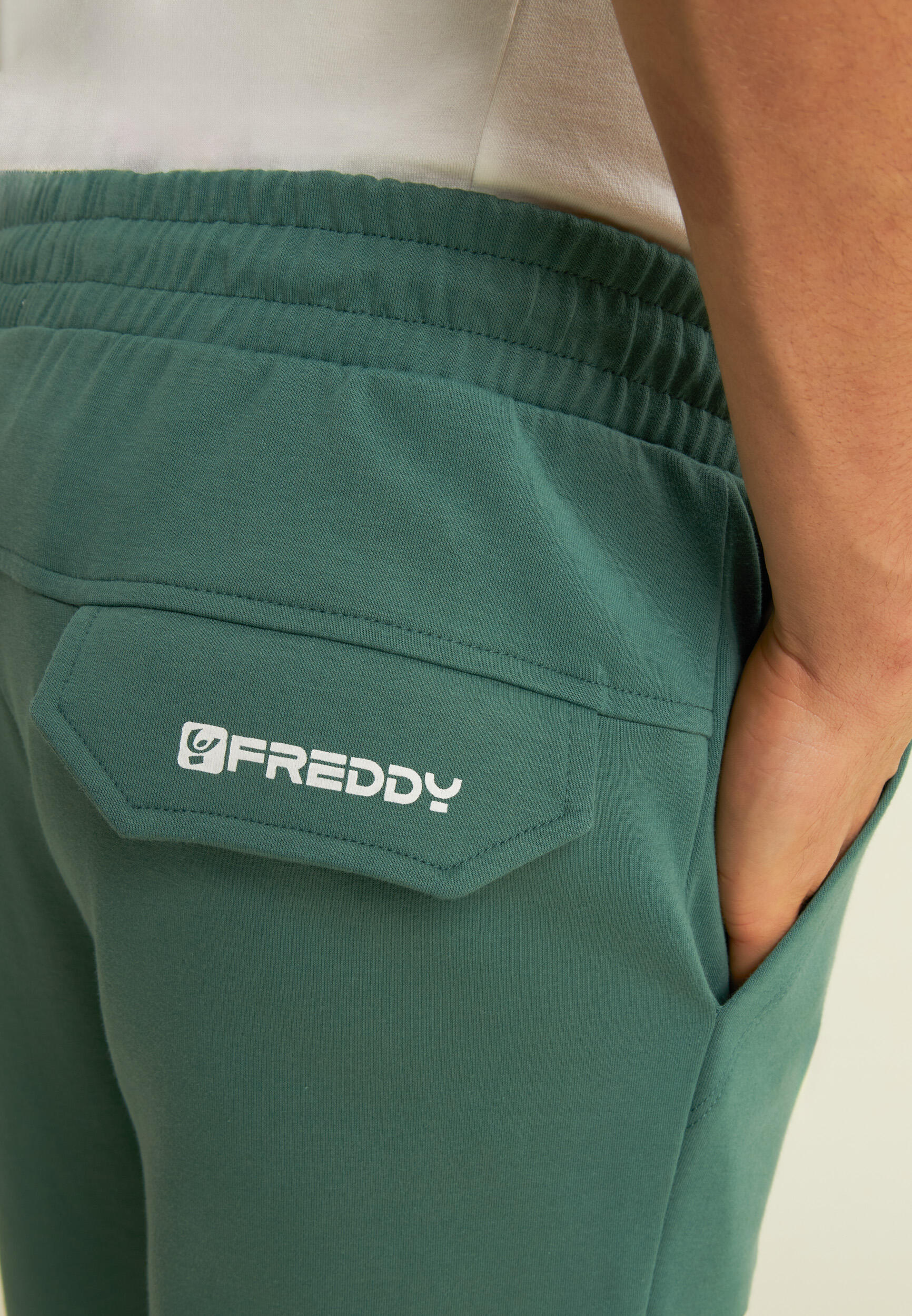 Pantalón slim fit en tejido interlock con estampado UT y costuras 5/5